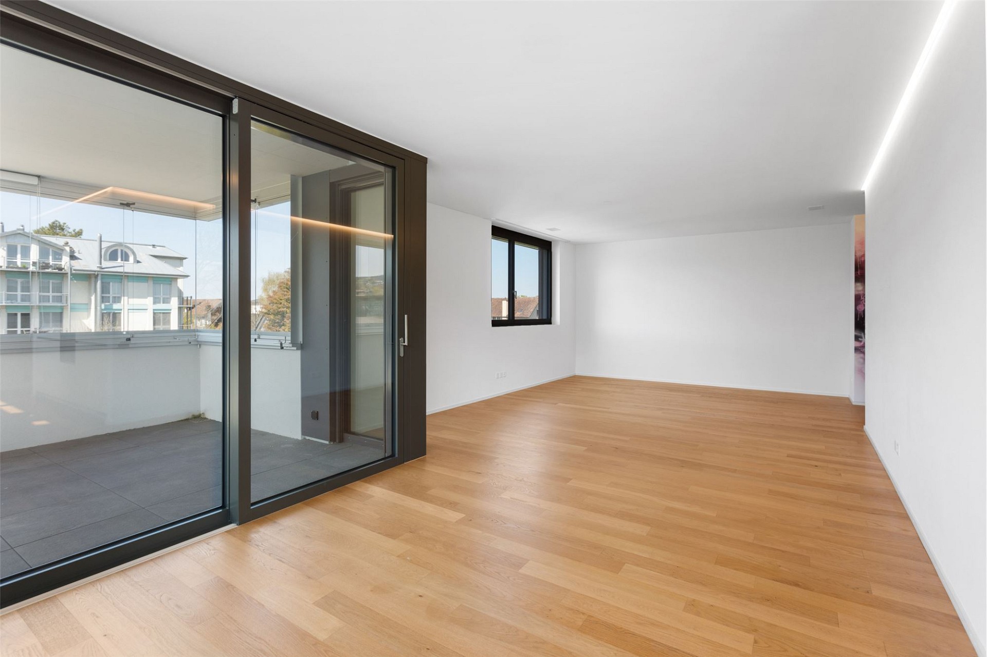 Heller leerer Wohnraum mit Balkon