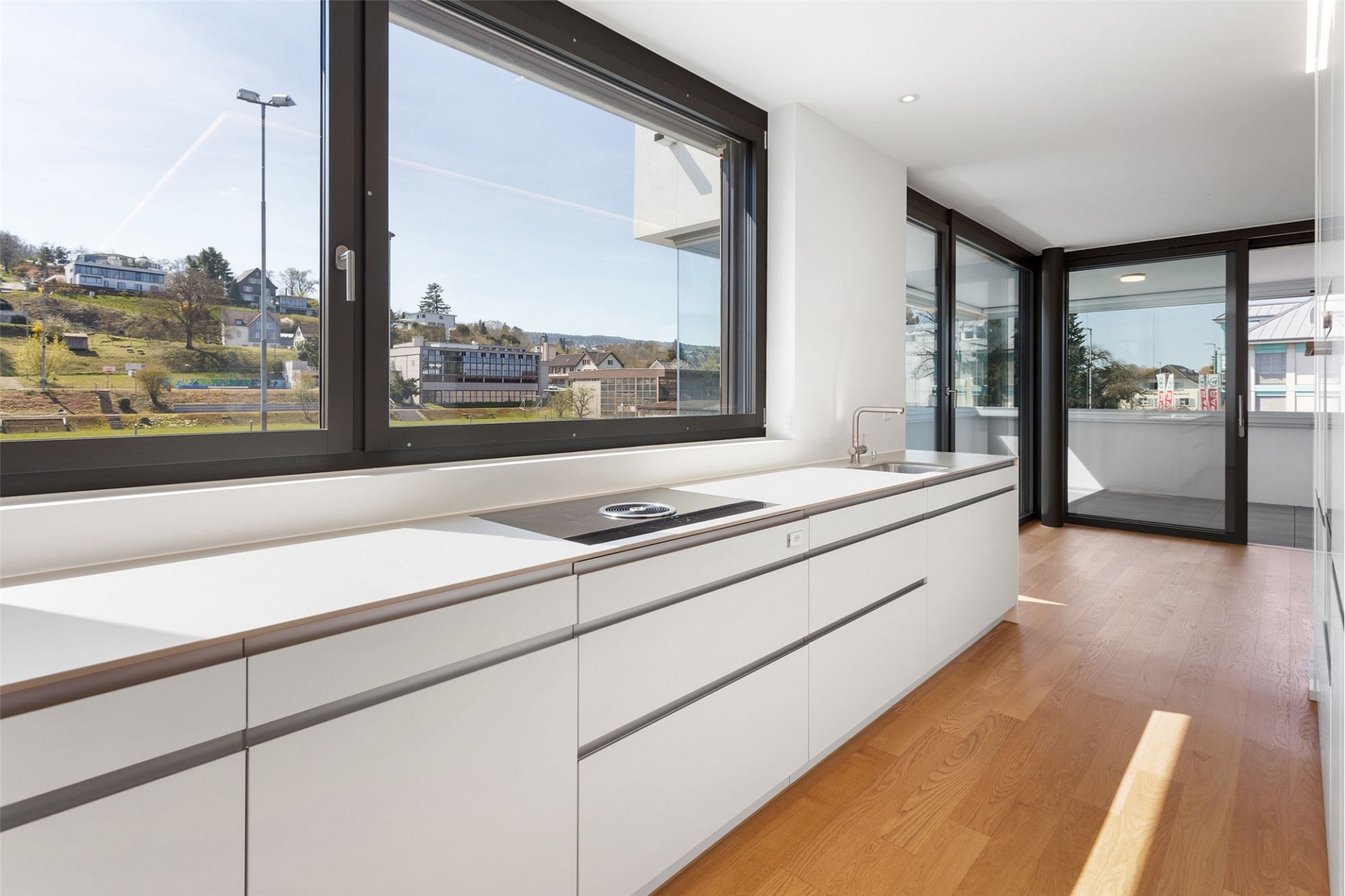 Moderne Küche mit großem Ausblick