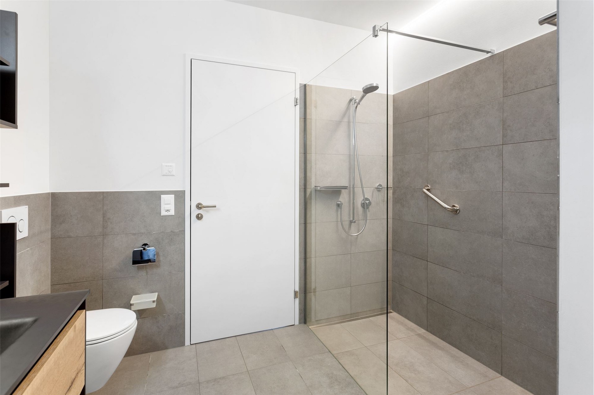 Modernes Badezimmer mit Dusche und WC
