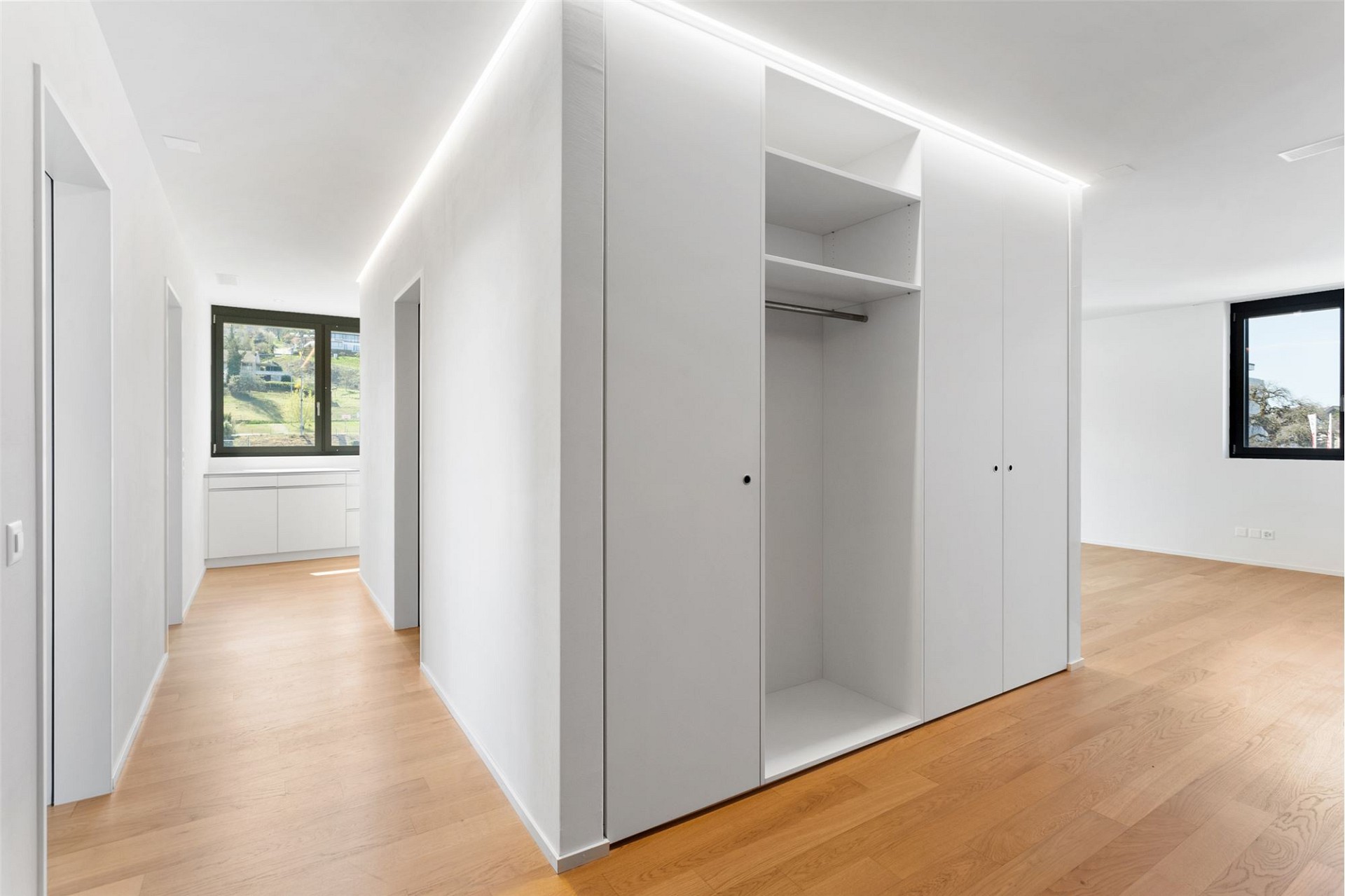 Heller moderner Flur mit Einbauschrank