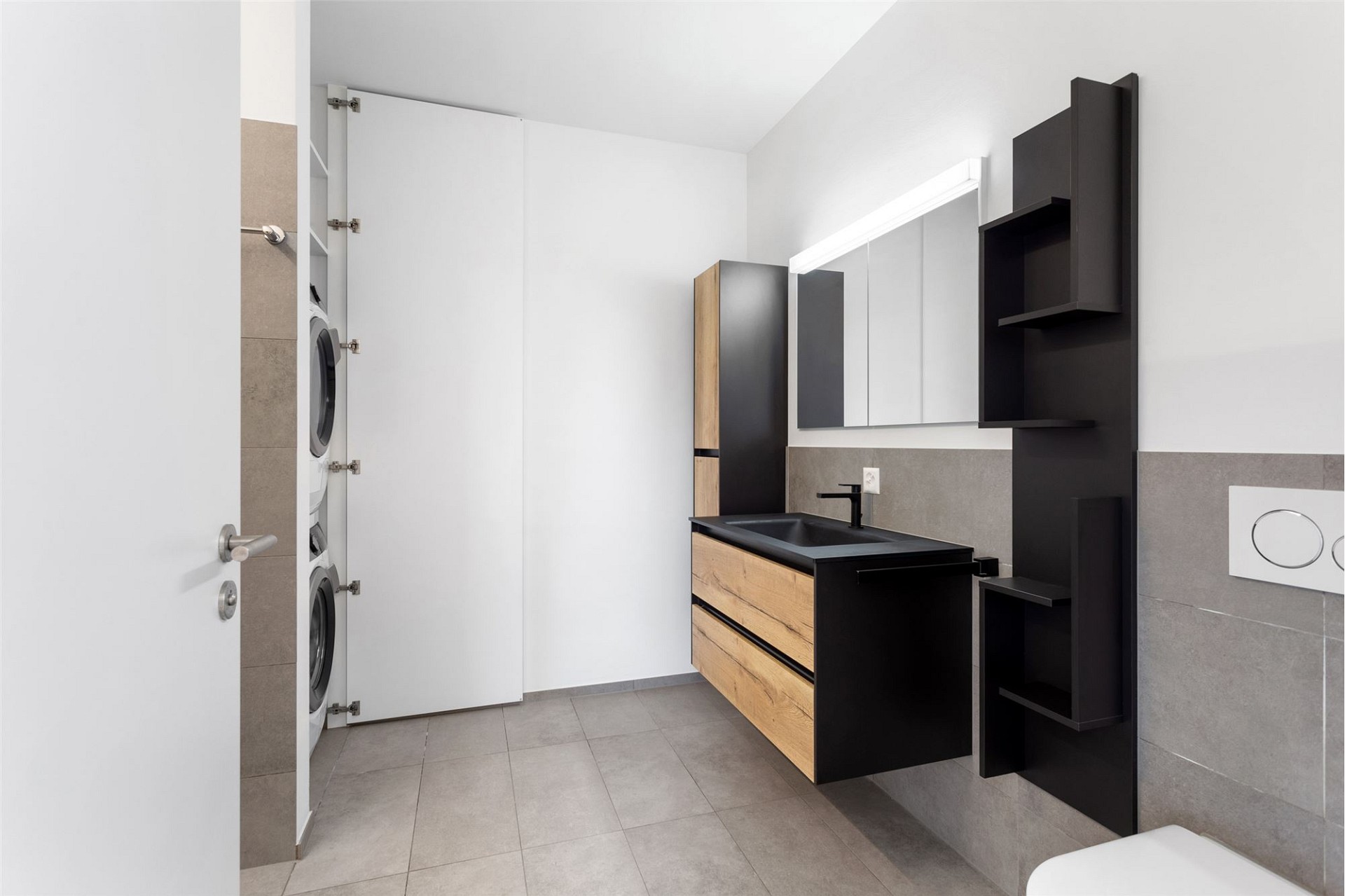 Modernes Badezimmer mit Waschtisch und Waschmaschinen-Nische
