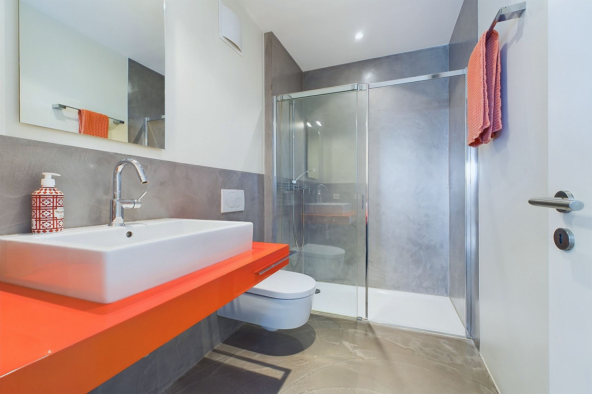 Modernes Badezimmer mit orangefarbenem Waschtisch