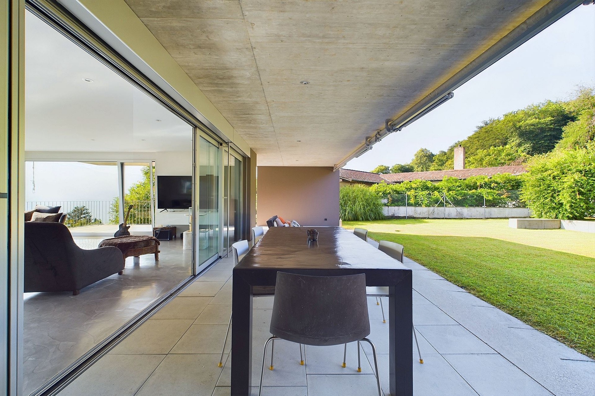 Überdachte Terrasse mit Blick in den Garten
