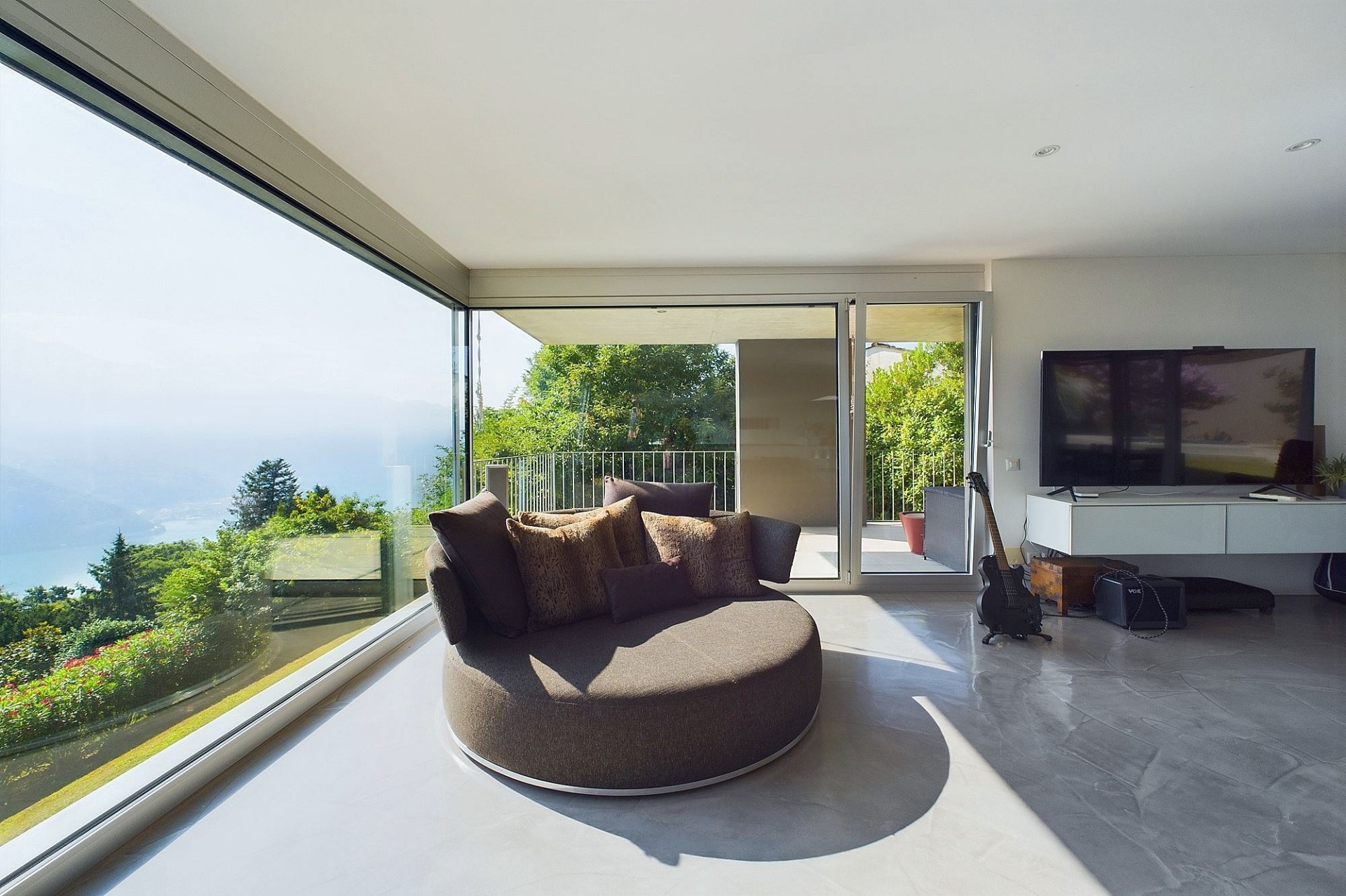 Heller Wohnraum mit Panoramafenstern und Seeblick