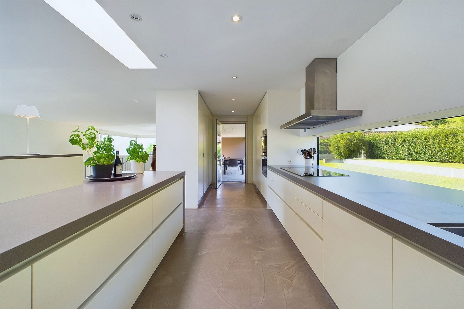 Moderne offene Küche mit Blick in den Garten