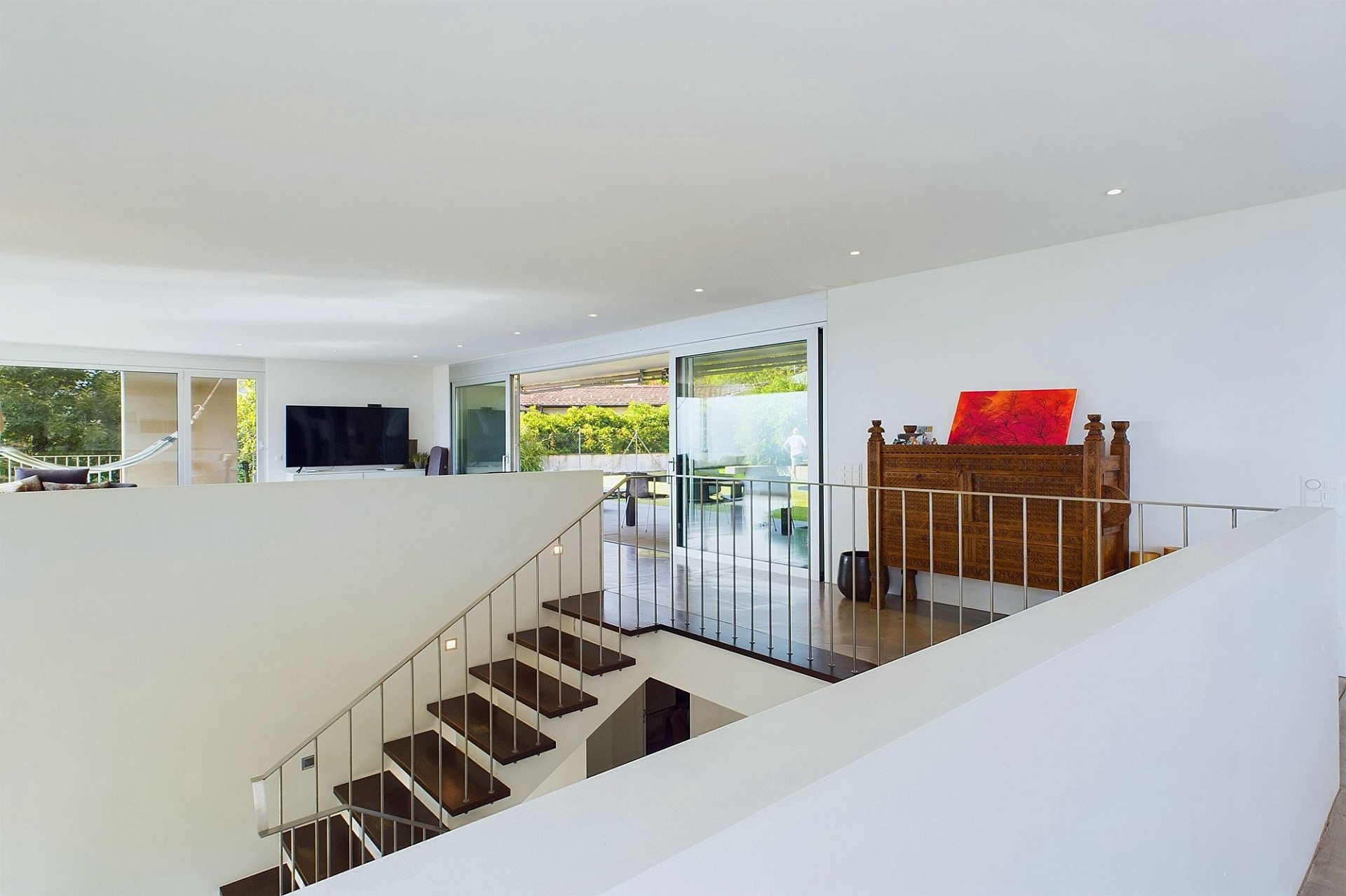 Modernes offenes Galeriegeschoss mit Treppe und Terrassenblick