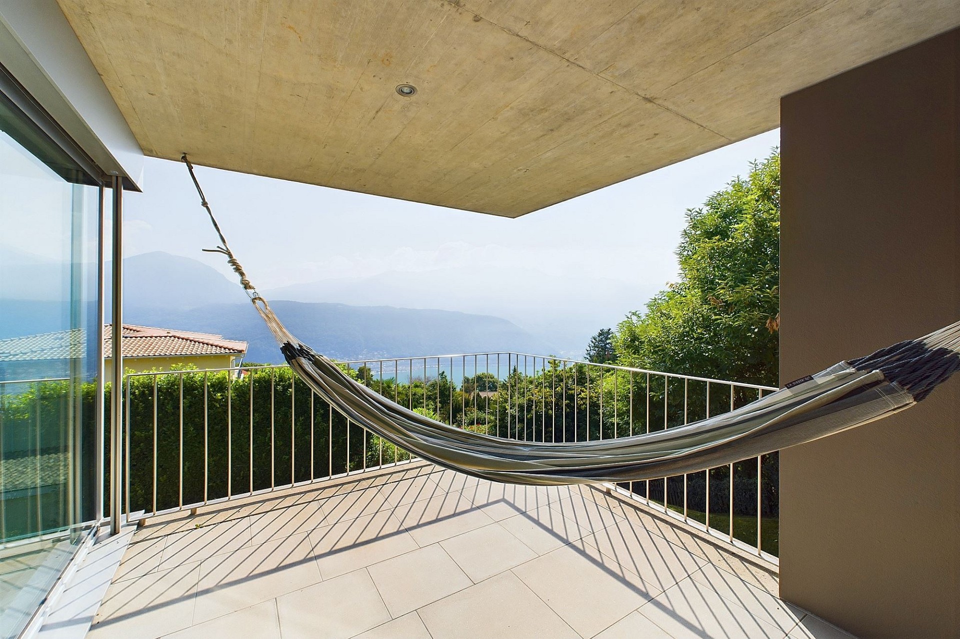 Balkon mit Hängematte und Bergblick