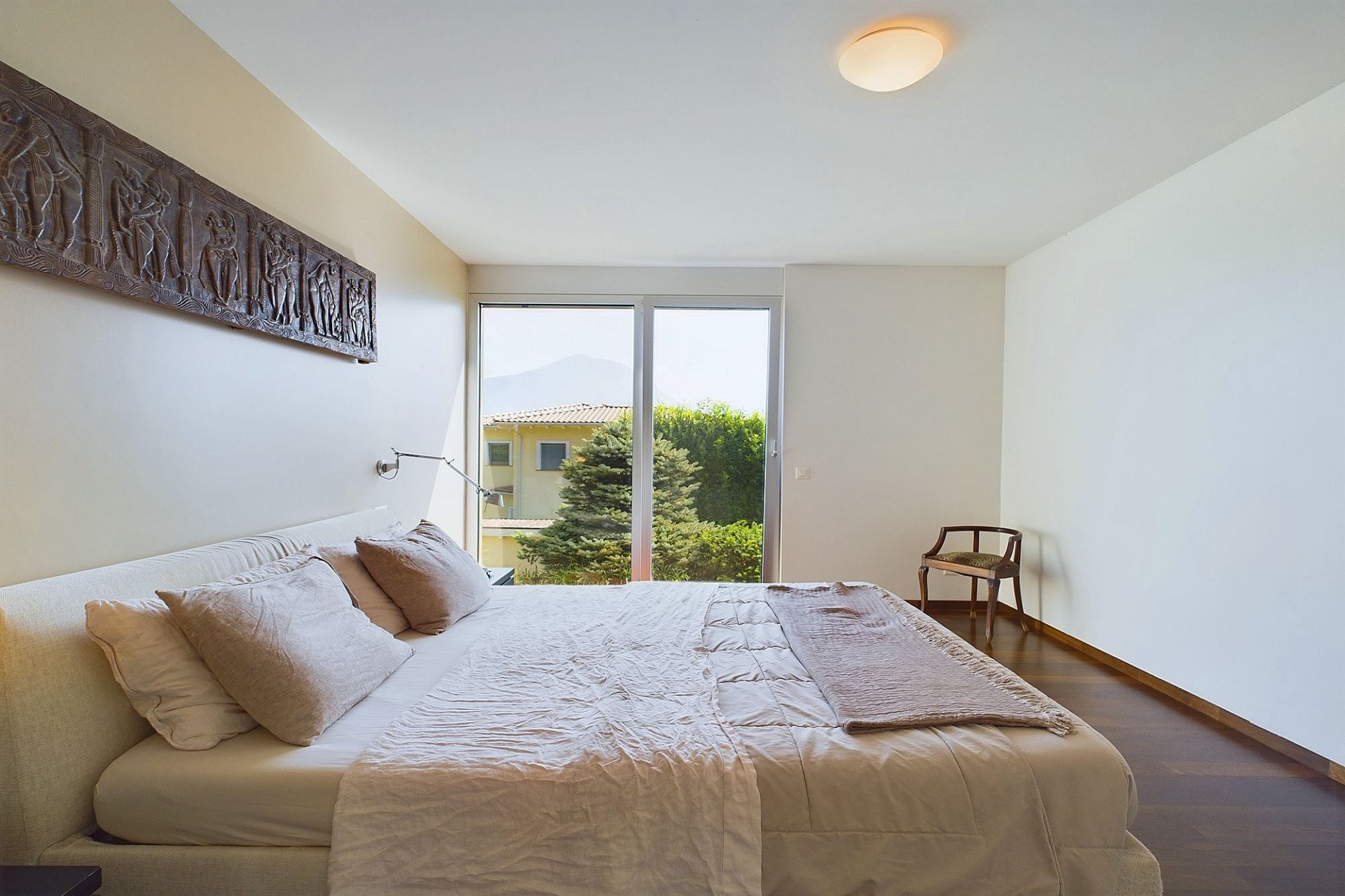 Helles Schlafzimmer mit Balkon- bzw. Gartenblick