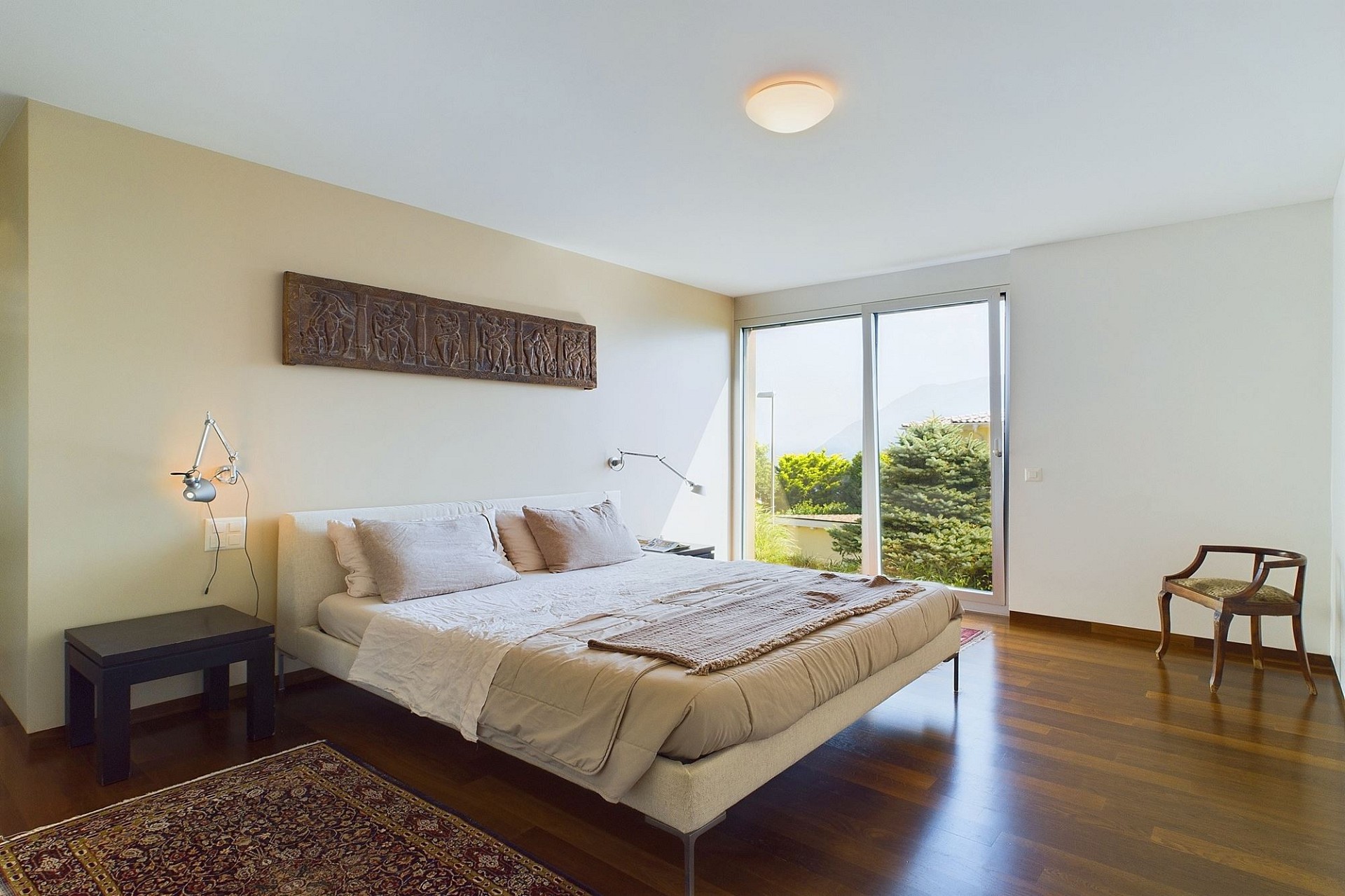 Helles Schlafzimmer mit Blick ins Grüne