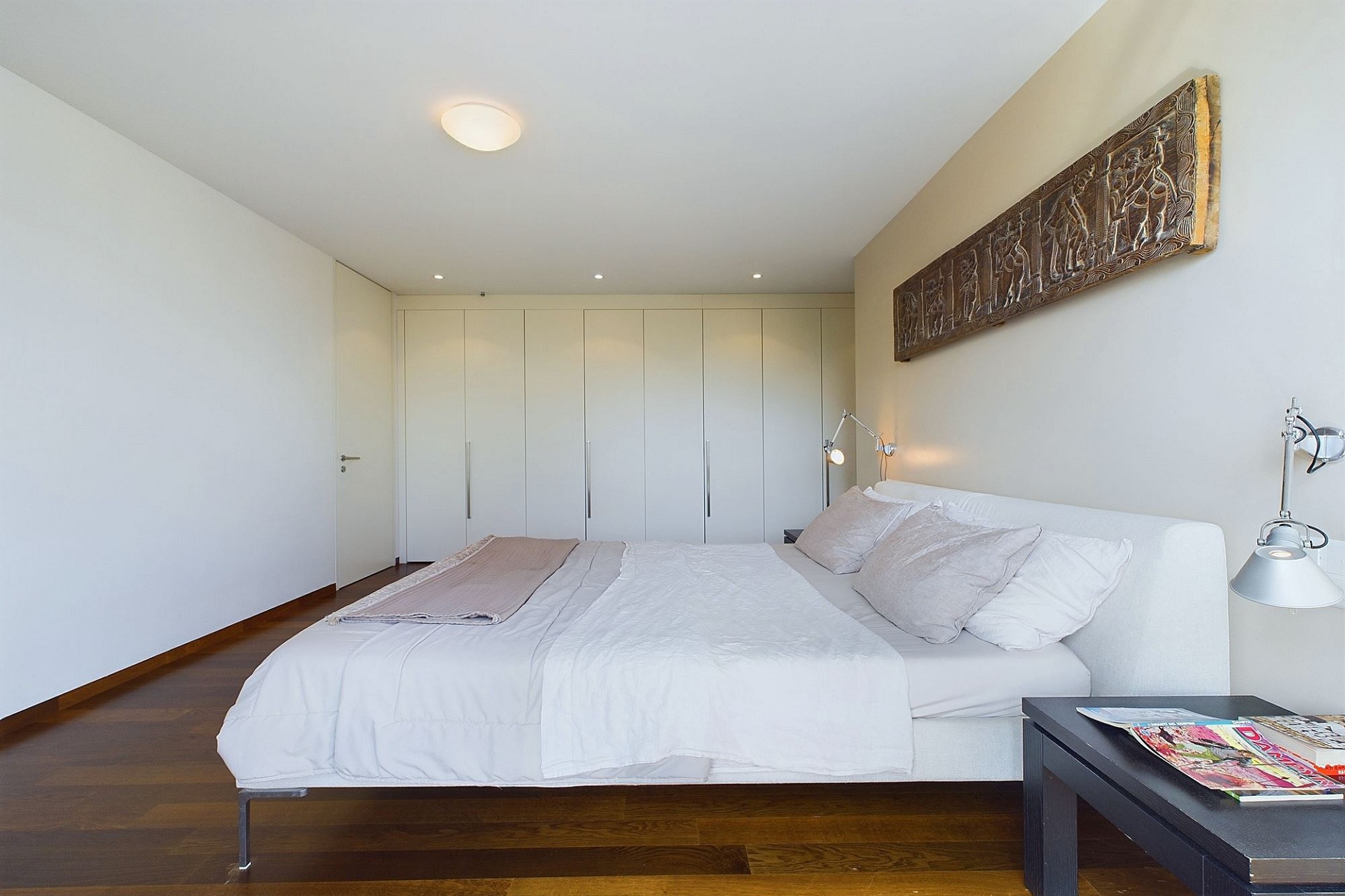 Helles Schlafzimmer mit Einbauschränken