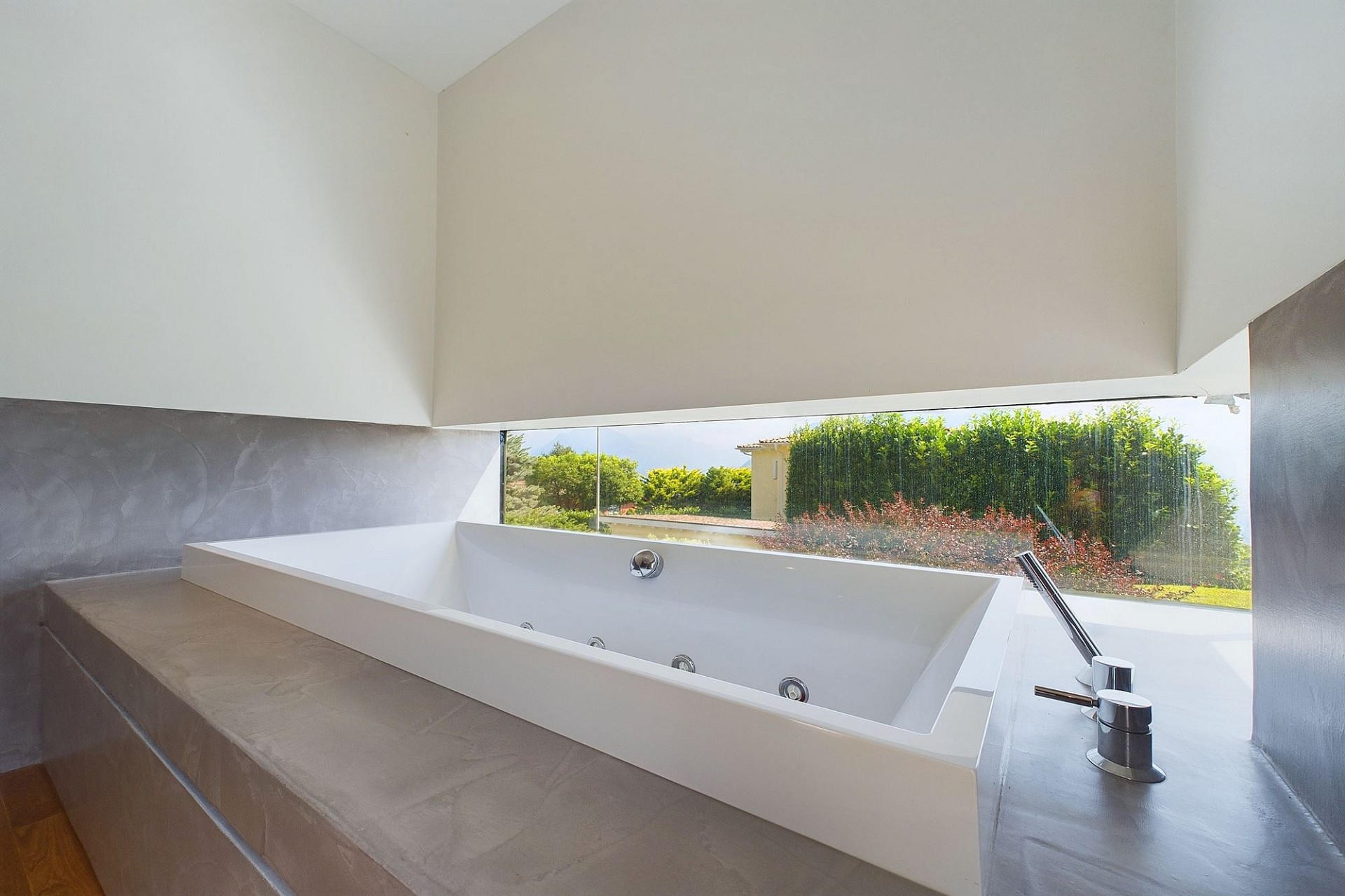 Modernes Bad mit Panorama-Fenster und eingelassener Wanne