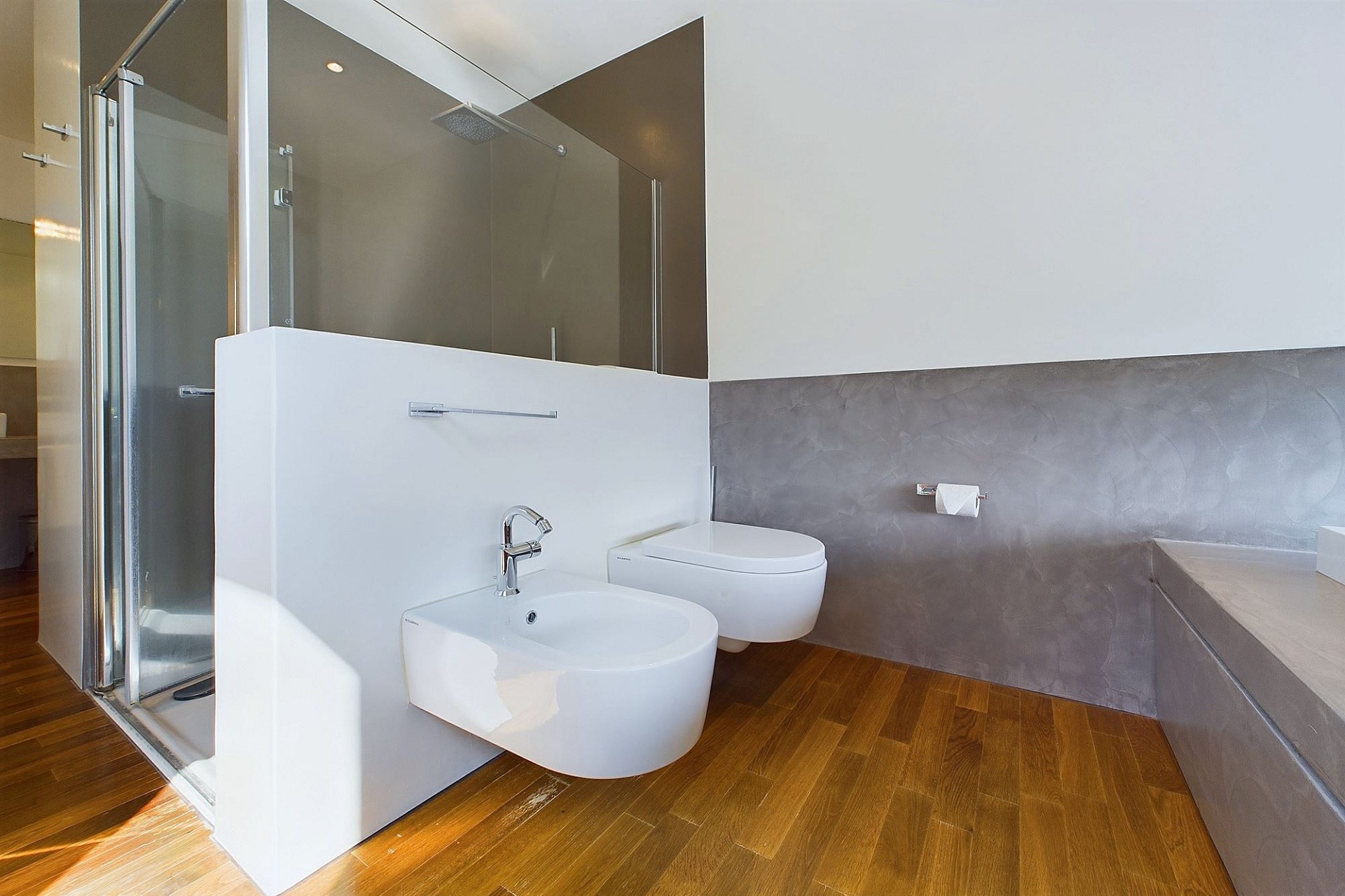 Modernes Badezimmer mit bodengleicher Dusche und wandhängendem WC