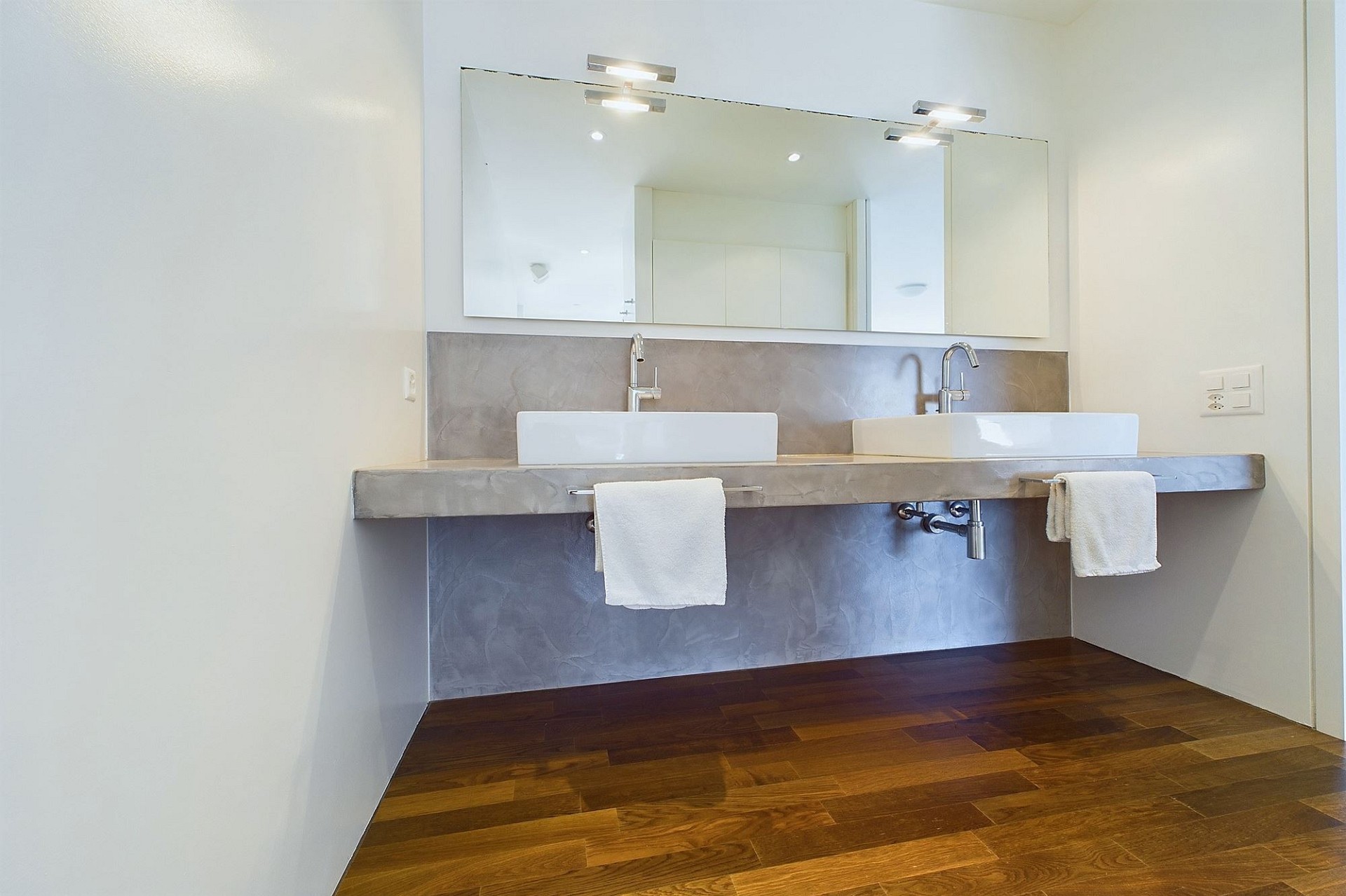 Modernes Doppelwaschbecken-Bad
