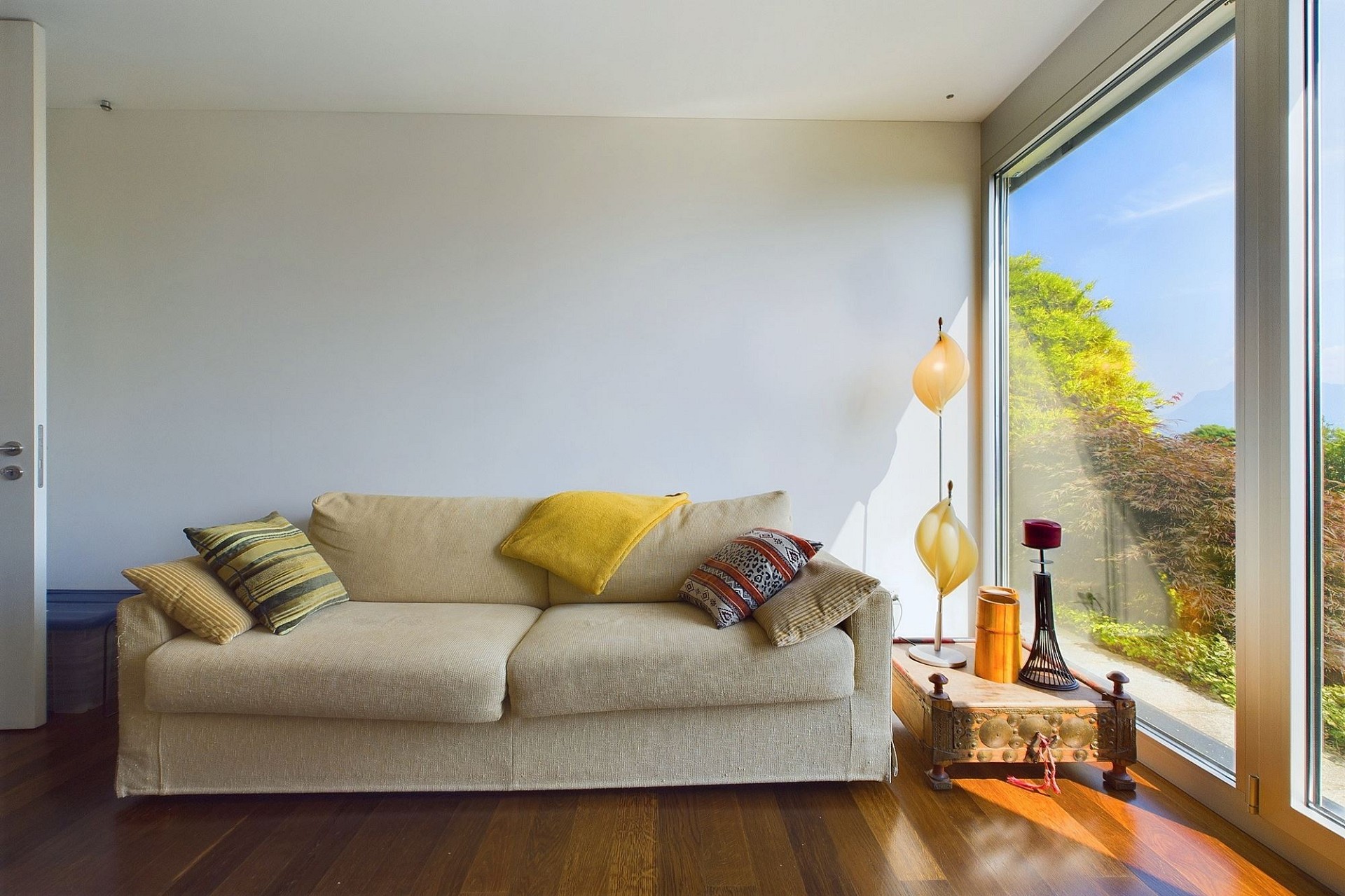 Helles Wohnzimmer mit Sofa am Fenster