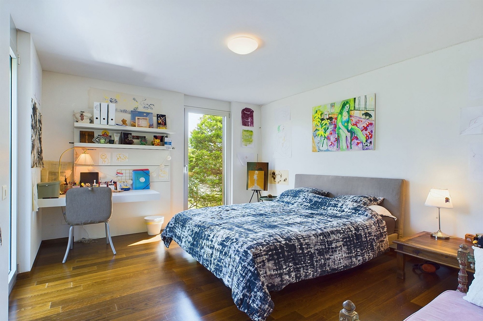 Helles Schlafzimmer mit Arbeitsbereich