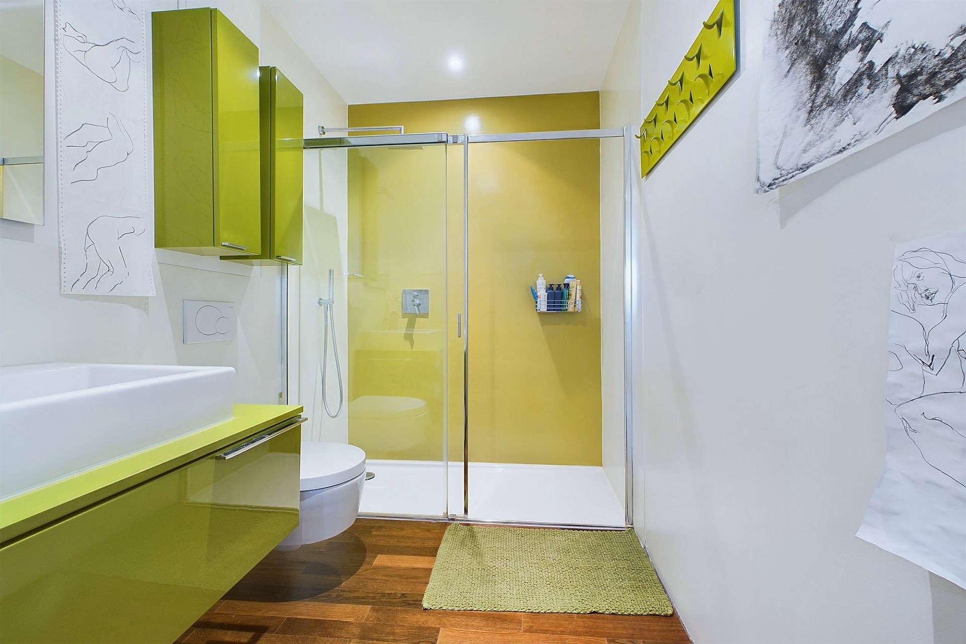 Modernes, gelb-weißes Badezimmer