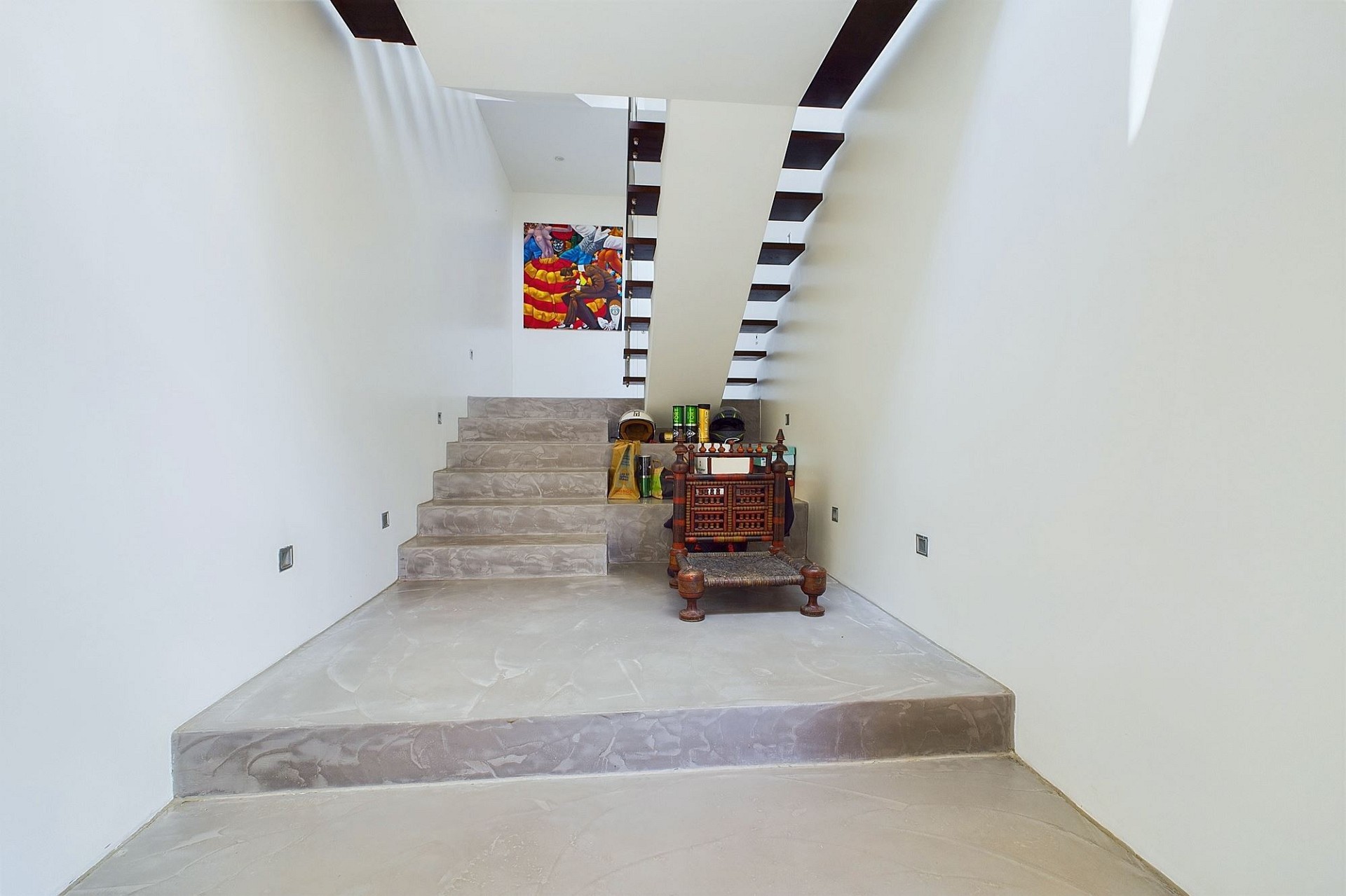 Heller Treppenflur mit skulpturaler Treppe
