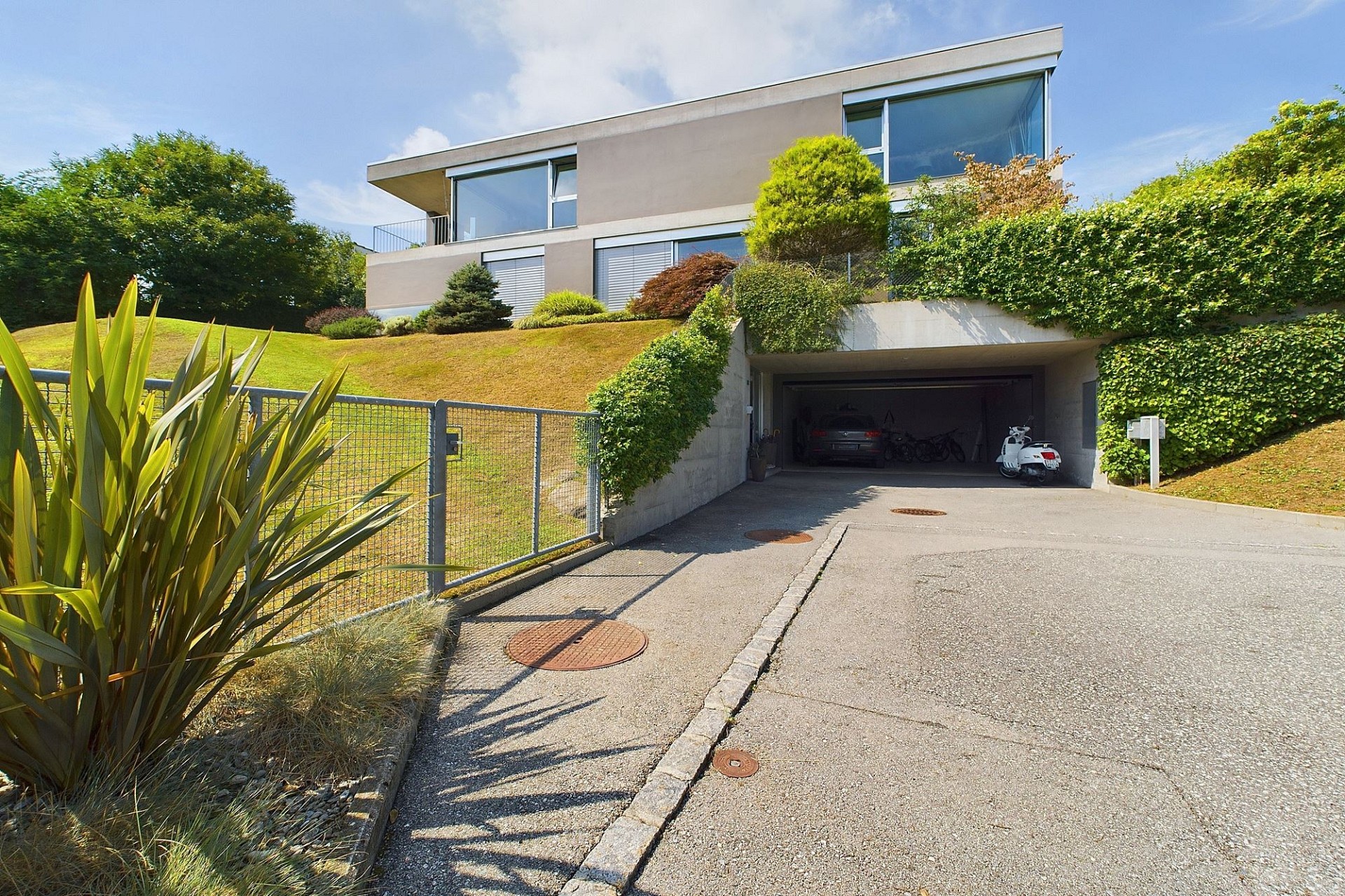 Modernes Einfamilienhaus mit Zufahrt und Garagenbereich