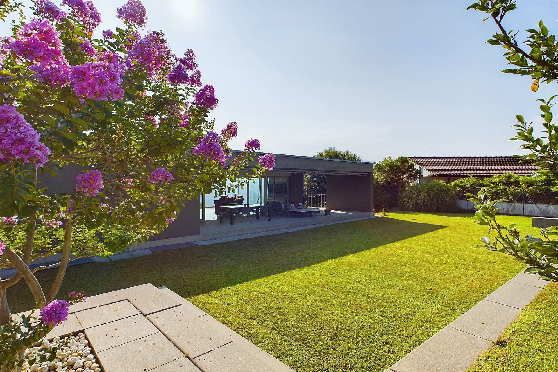 Großer Garten mit moderner Terrasse