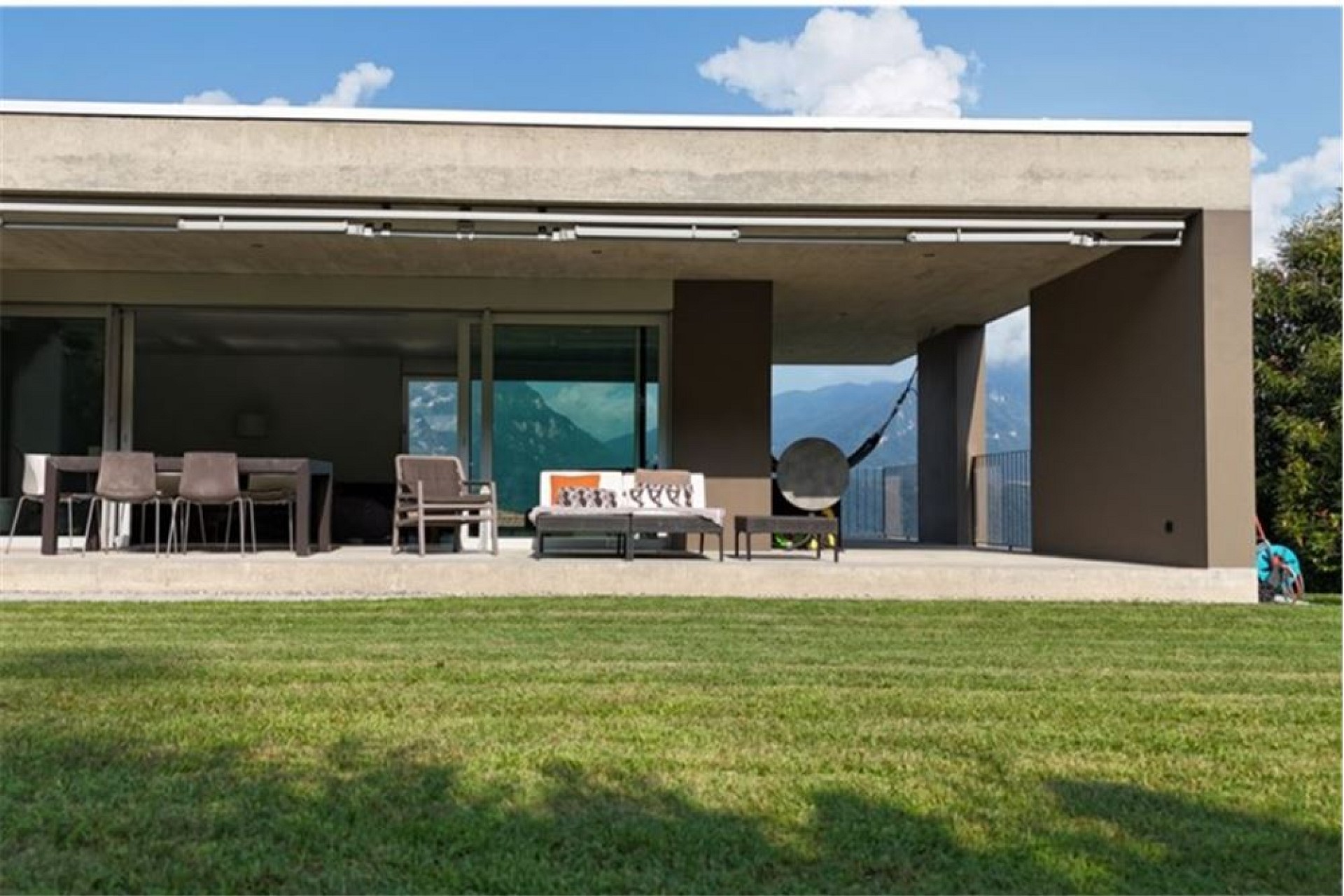 Moderne Terrasse mit Blick in die Berge