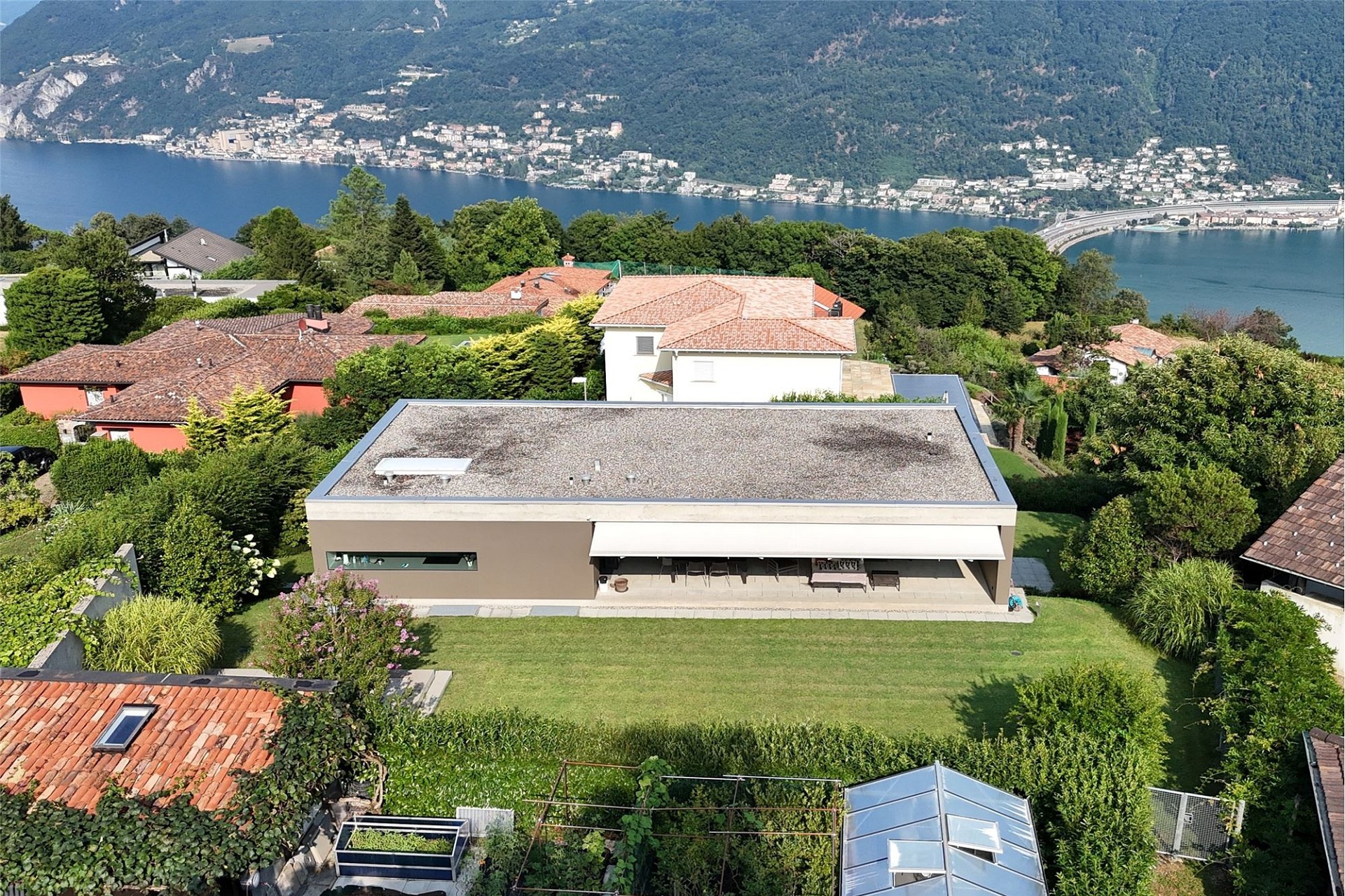 Luftaufnahme eines modernen Hauses mit Seeblick
