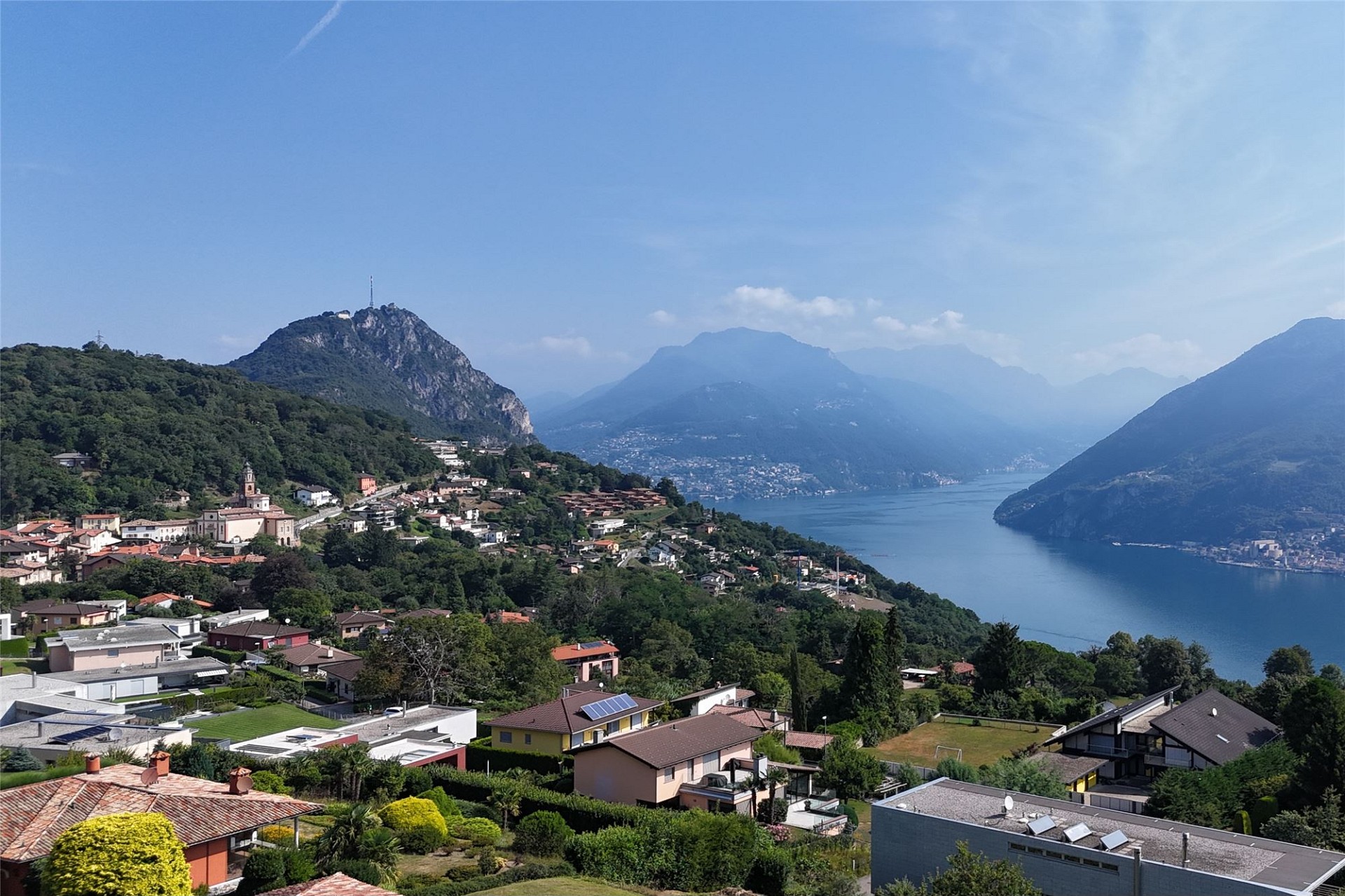 Panoramablick auf See und Berge