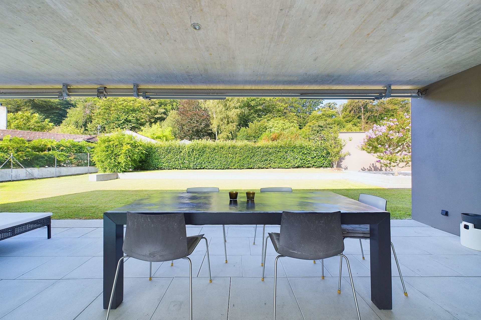Überdachte Terrasse mit Gartenblick