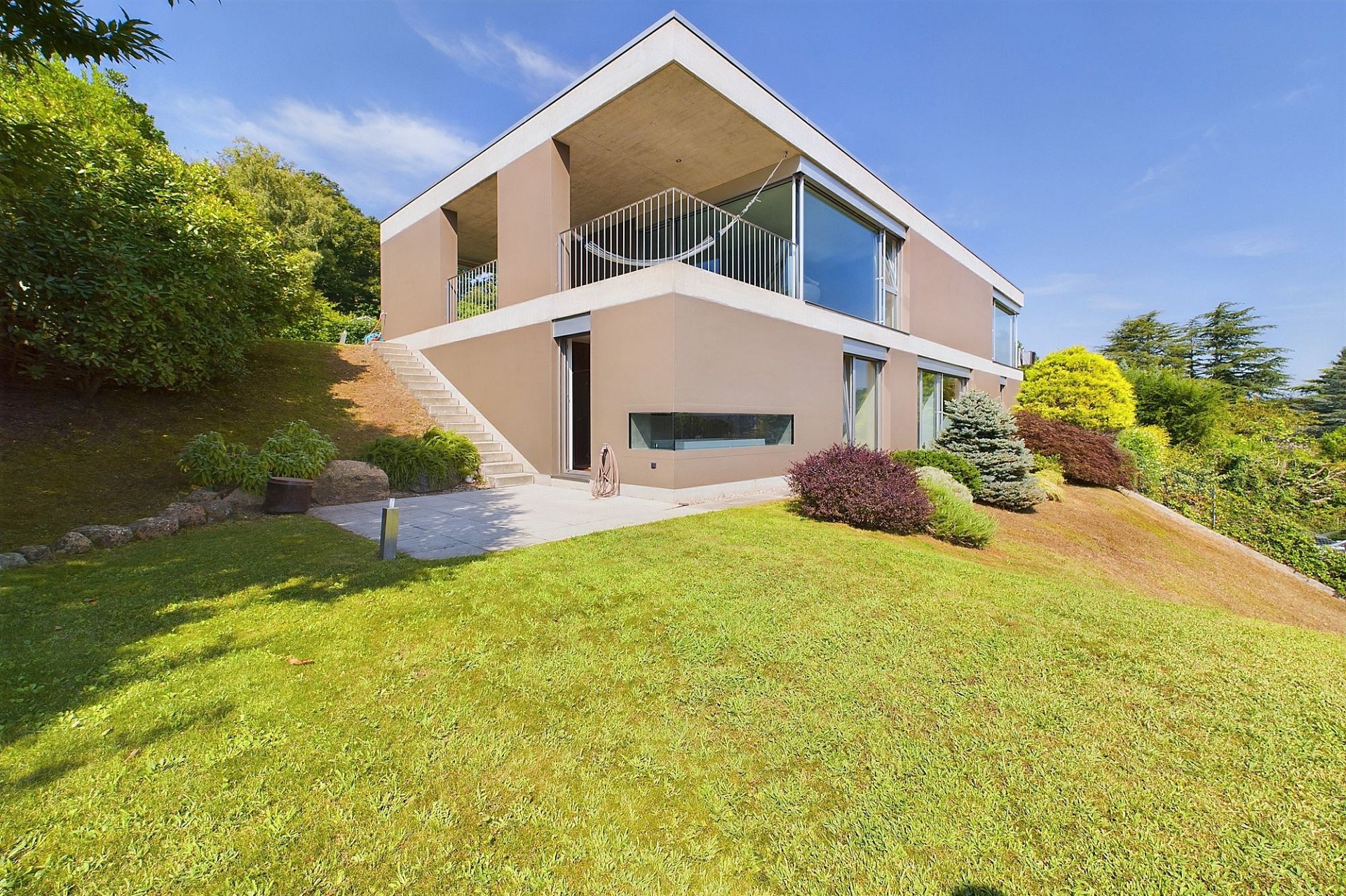 Moderne Villa mit Terrasse und Gartenhang