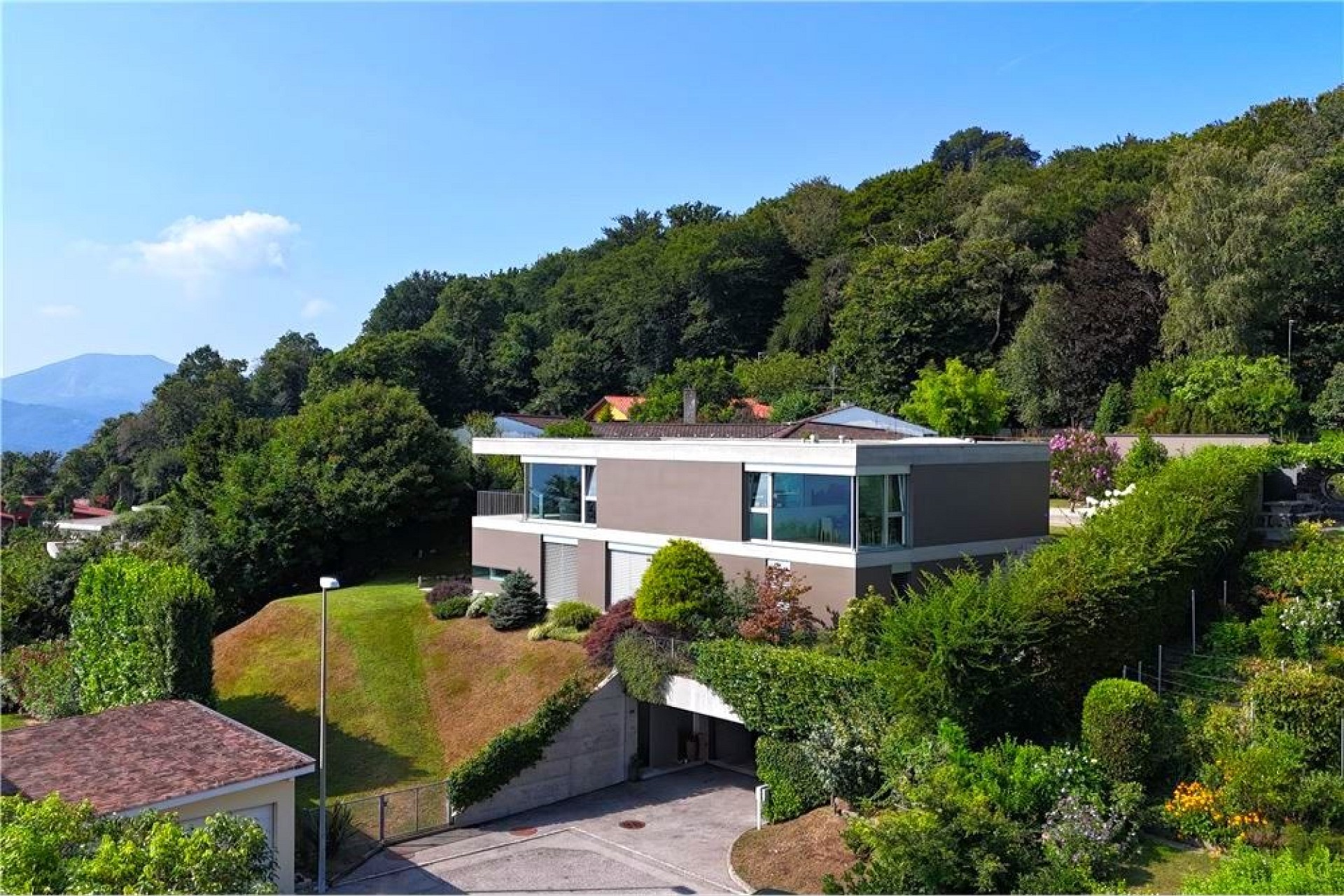Modernes Einfamilienhaus auf begrünter Hanglage