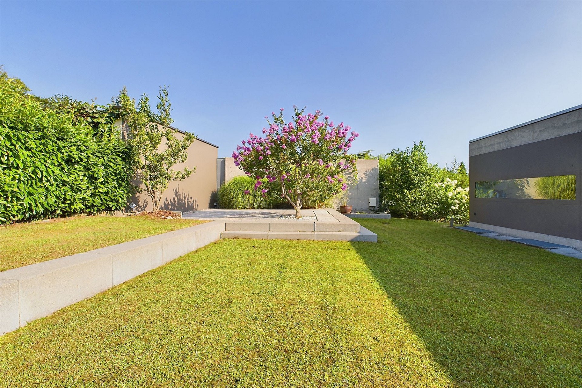 Moderner Garten mit Terrasse und Bepflanzung