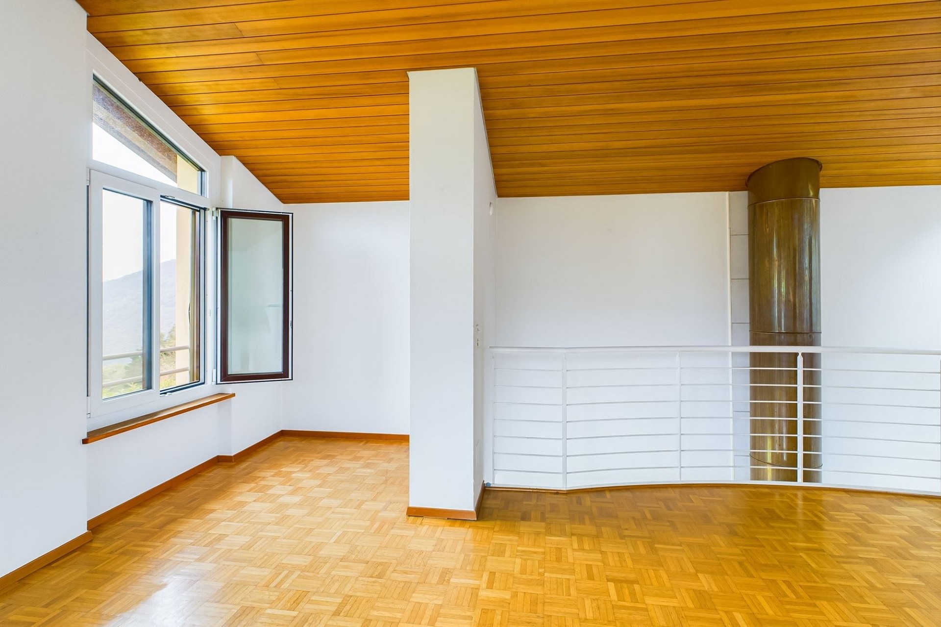 Heller Innenraum mit Holzdecke und Ausblick