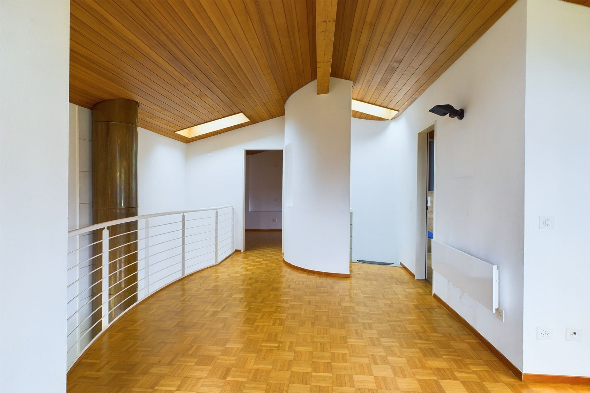 Galerie mit Holzdecke