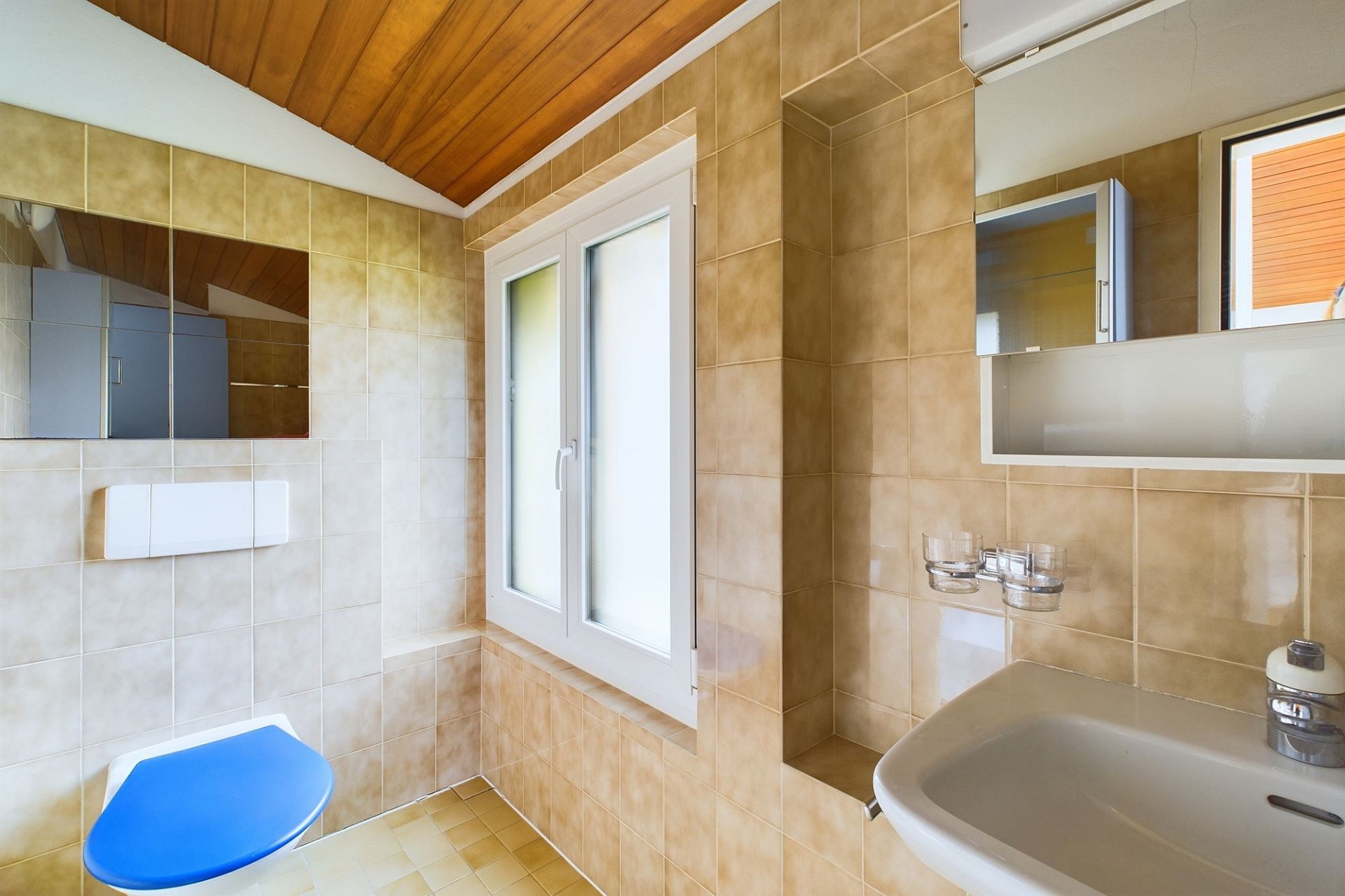 Badezimmer mit Dachschräge und Fenster