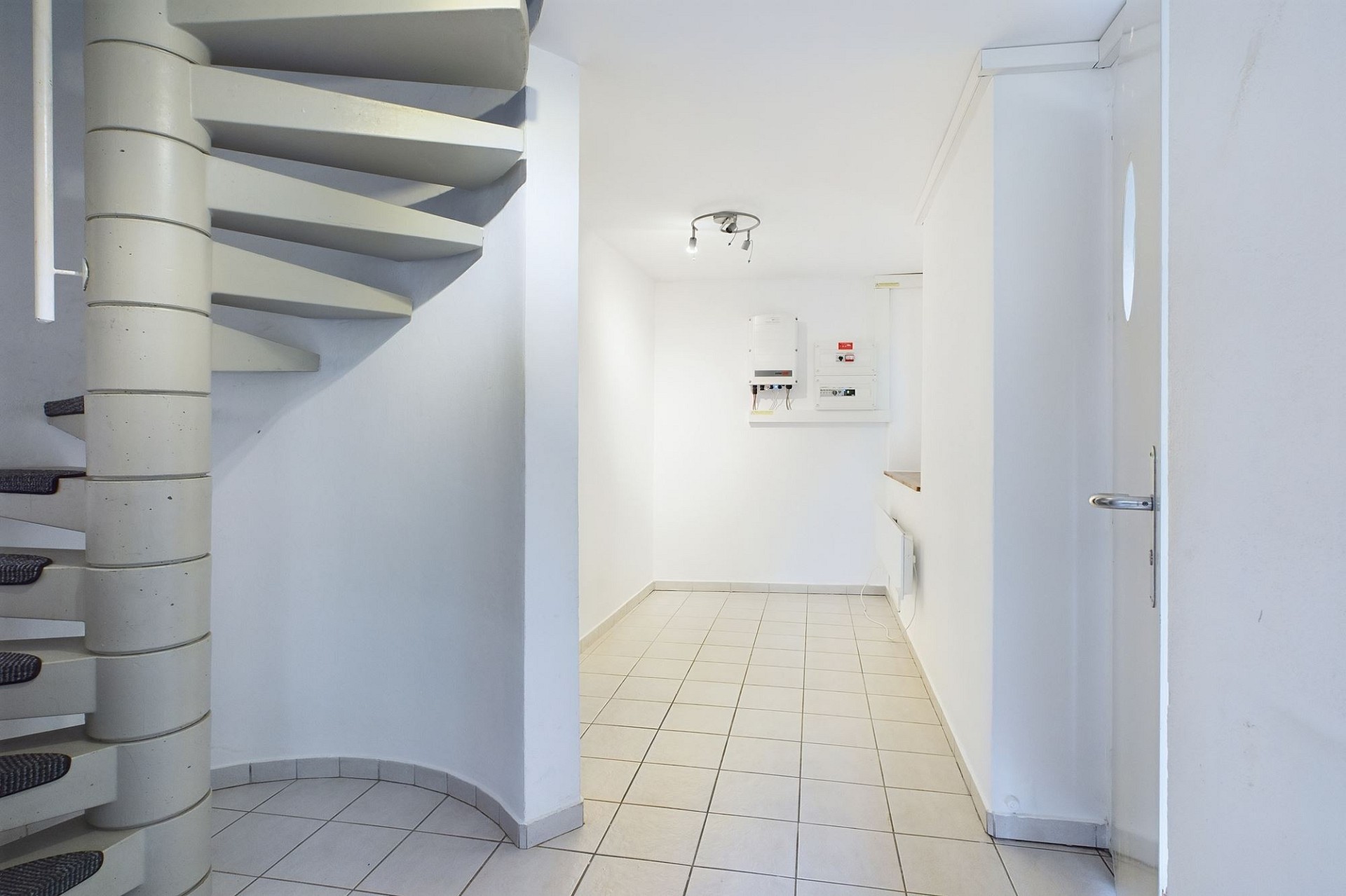 Heller Treppen- und Technikbereich