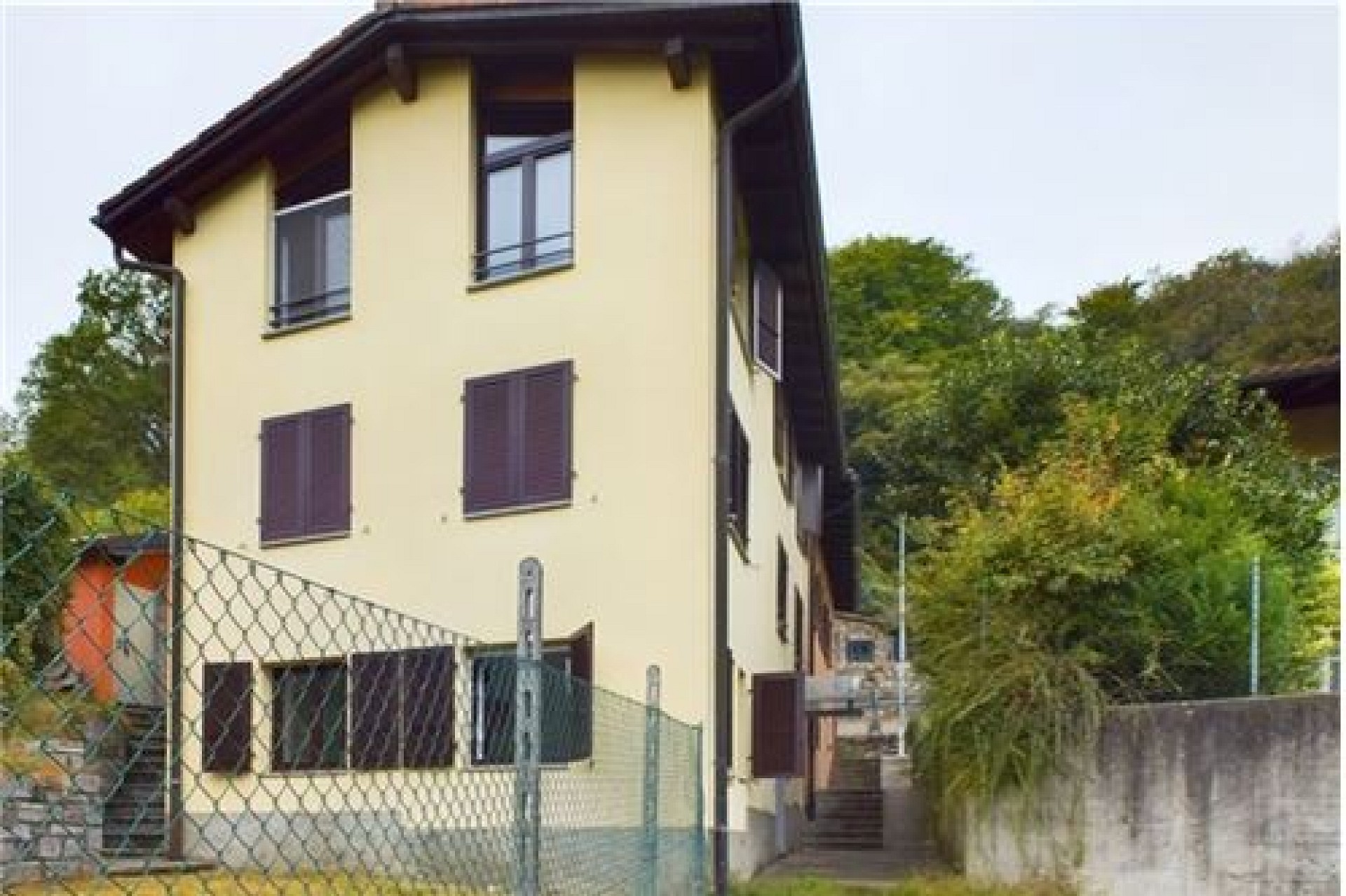 Mehrfamilienhaus mit Giebeldach