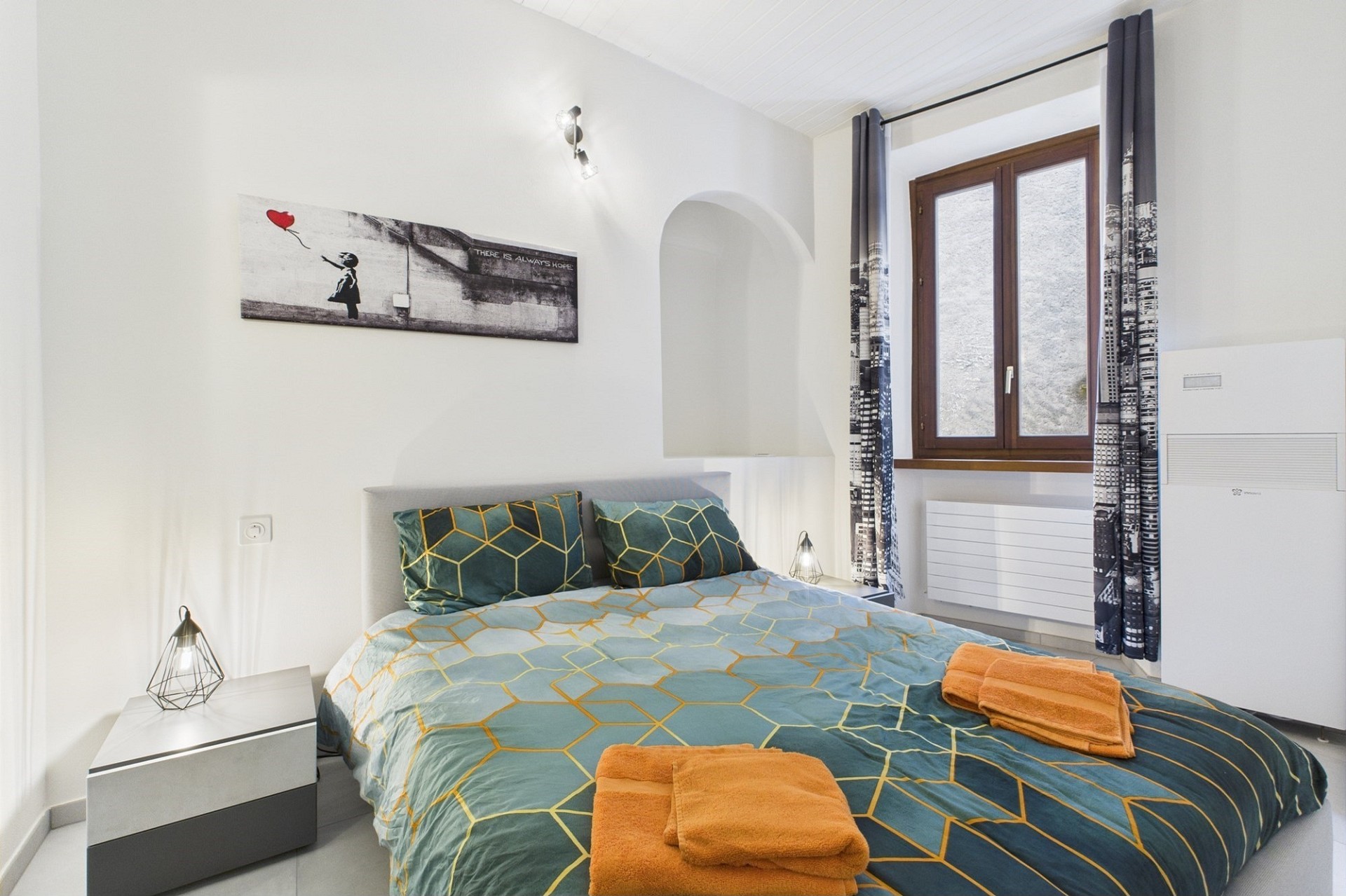 Helles Schlafzimmer mit Doppelbett