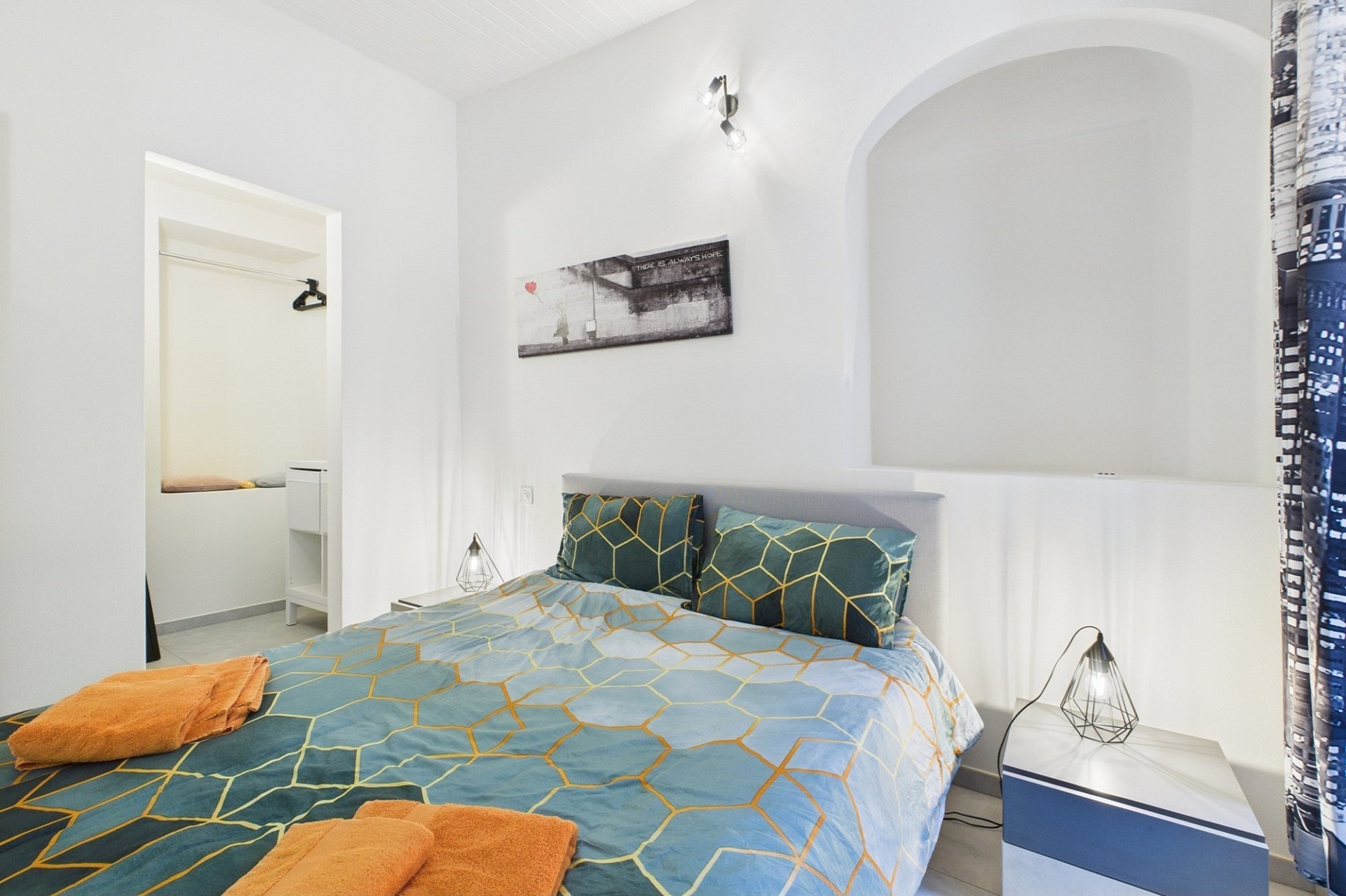 Helles Schlafzimmer mit weißem Interieur