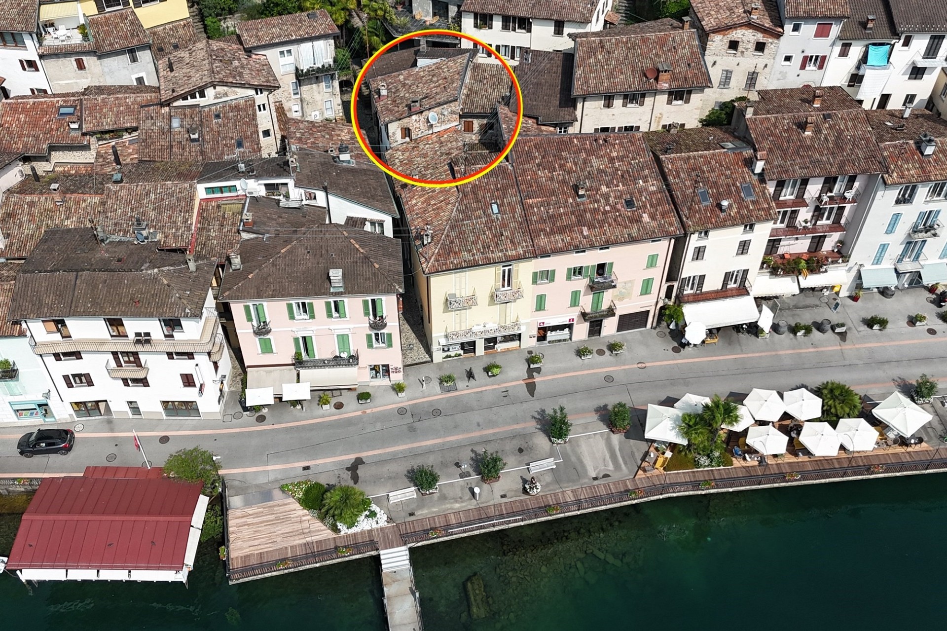 Luftaufnahme eines Altstadtgebiets am Wasser