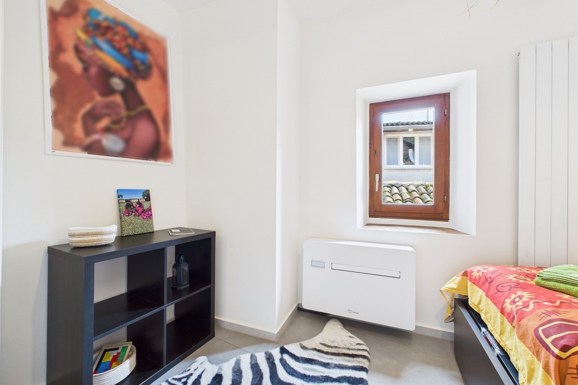 Helles Schlafzimmer mit zwei Fenstern und Möbeln