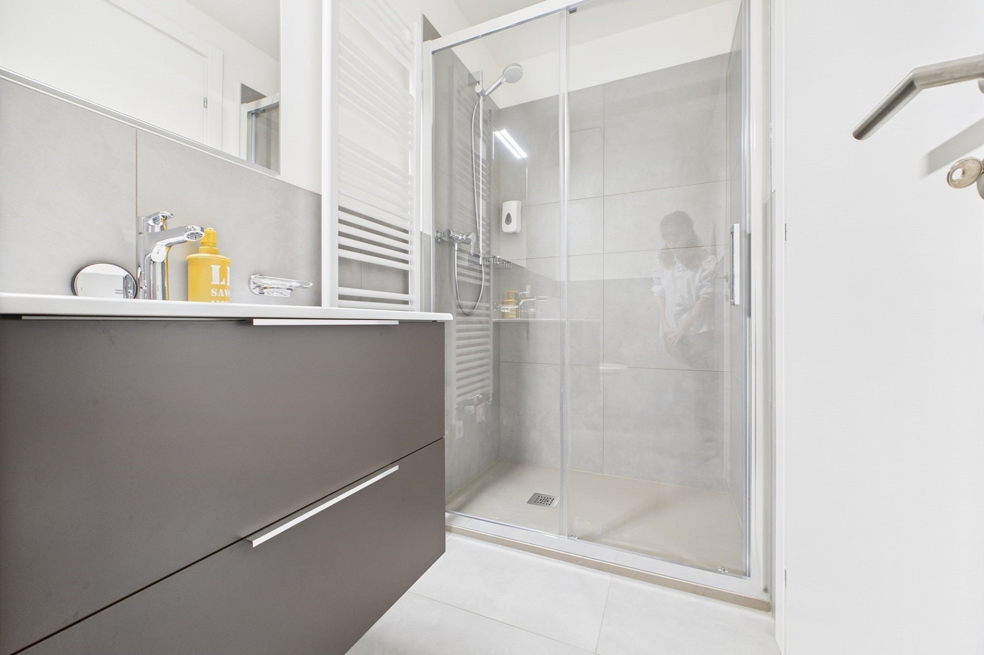 Modernes Badezimmer mit Duschkabine