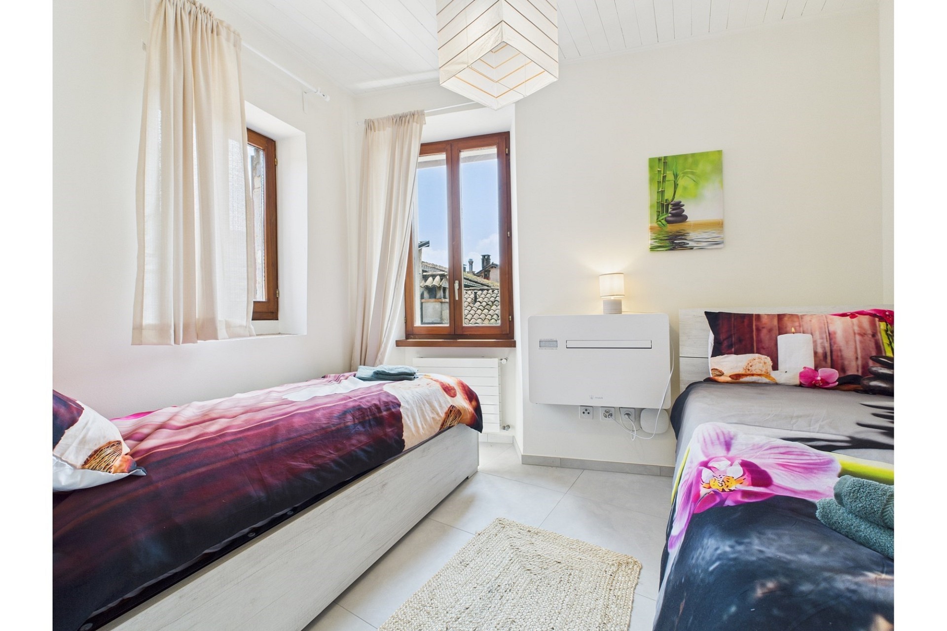 Helles Schlafzimmer mit zwei Einzelbetten