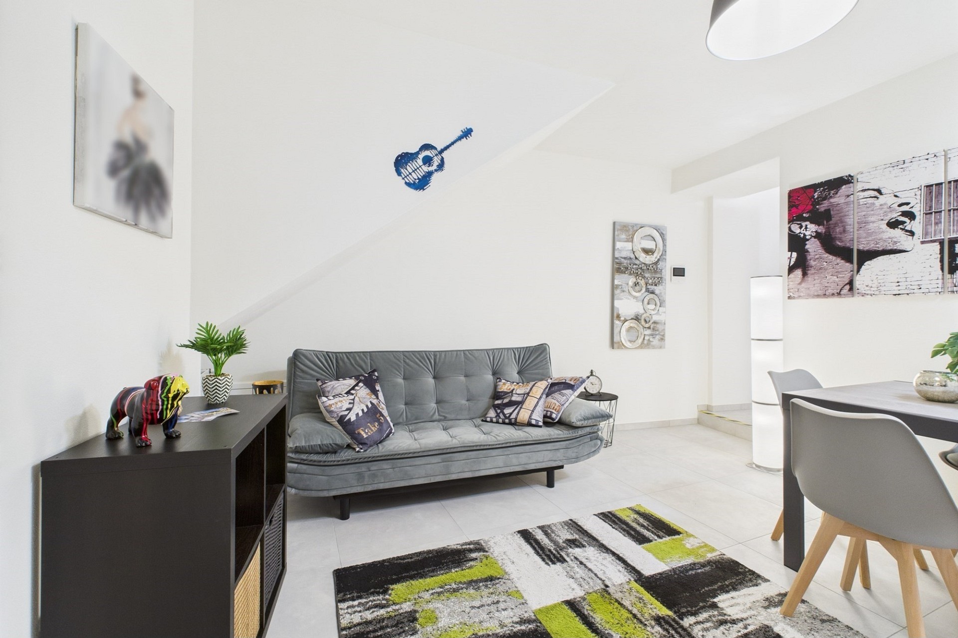 Modernes Wohn- und Esszimmer mit weißem Interieur