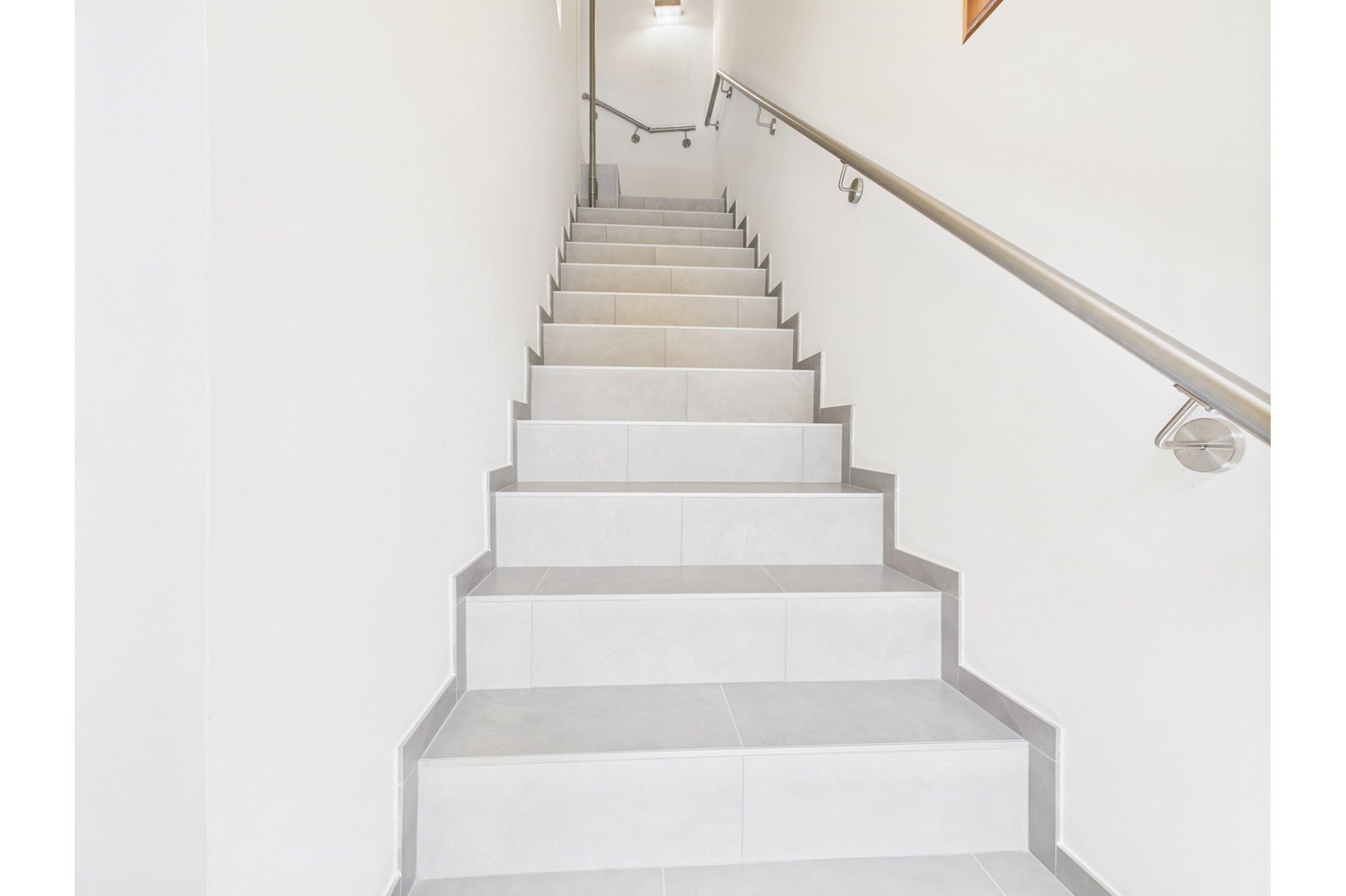 Helle Treppe im Innenbereich