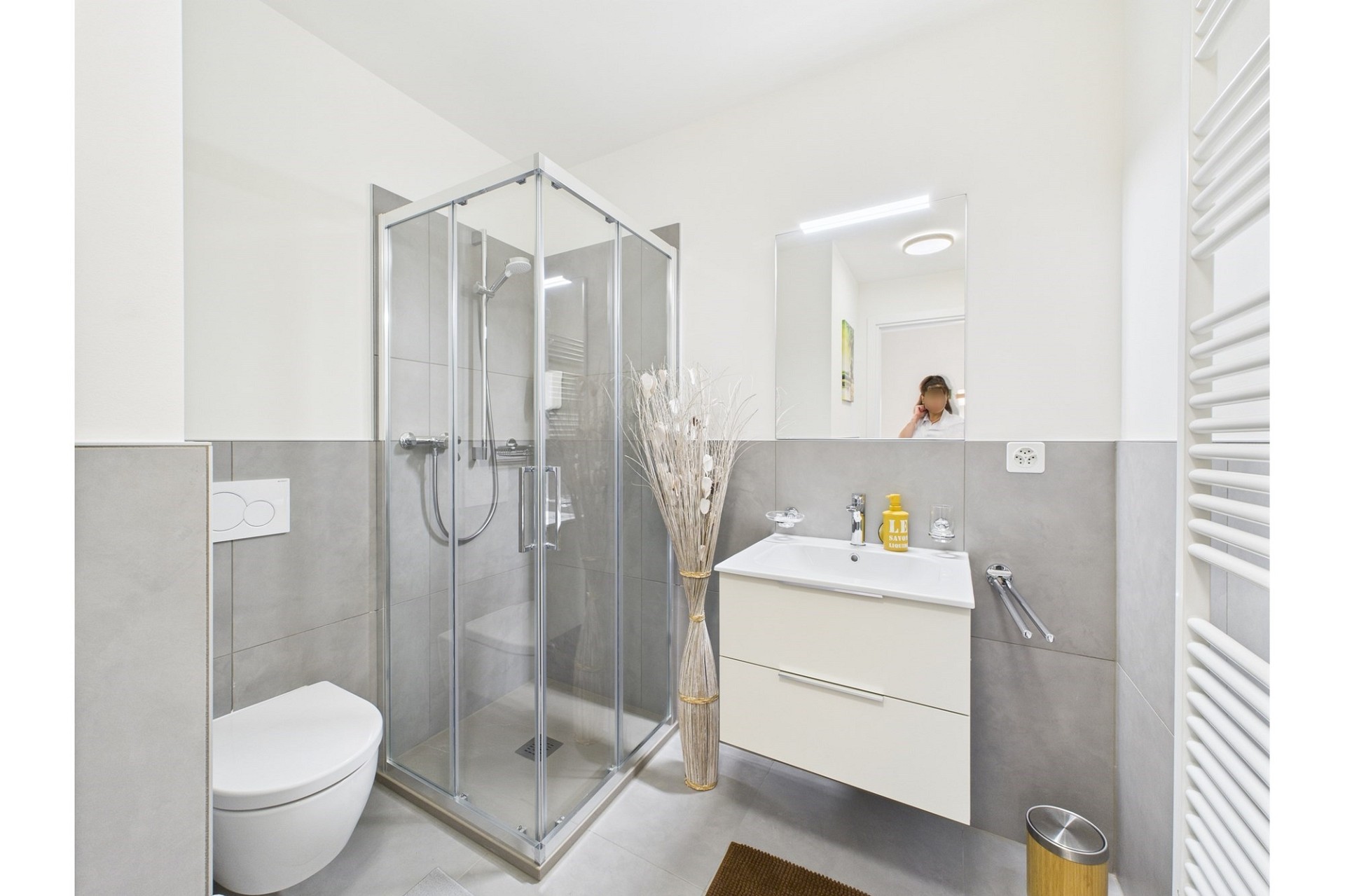 Modernes Badezimmer mit Dusche und WC