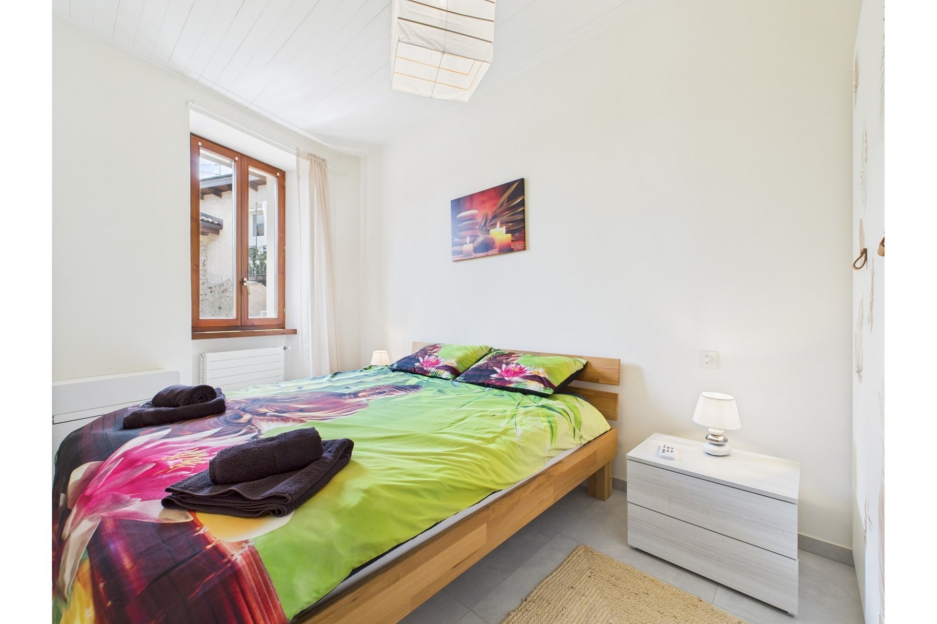 Helles Schlafzimmer mit Doppelbett