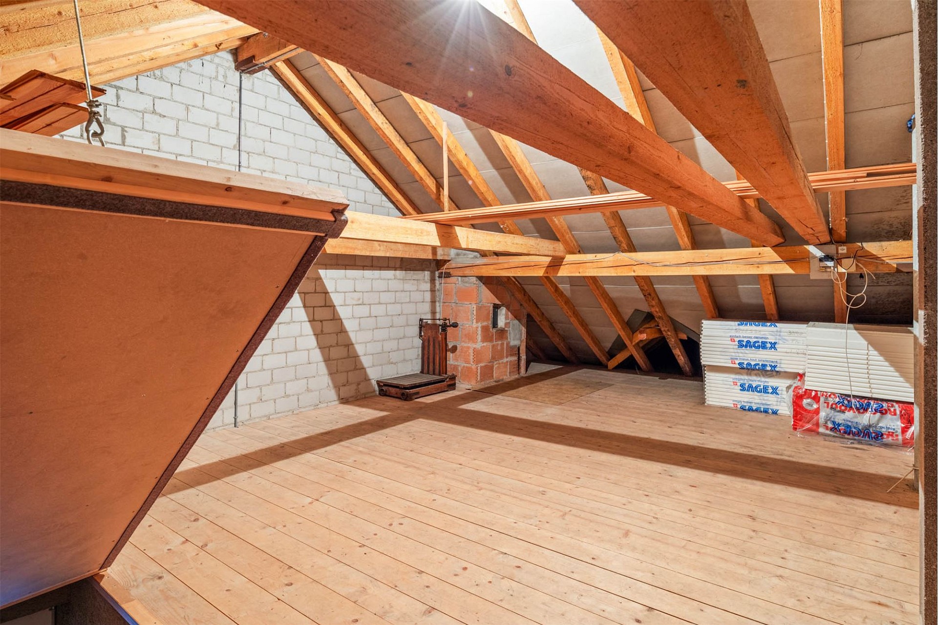 Unausgebauter Dachboden mit sichtbaren Dachbalken