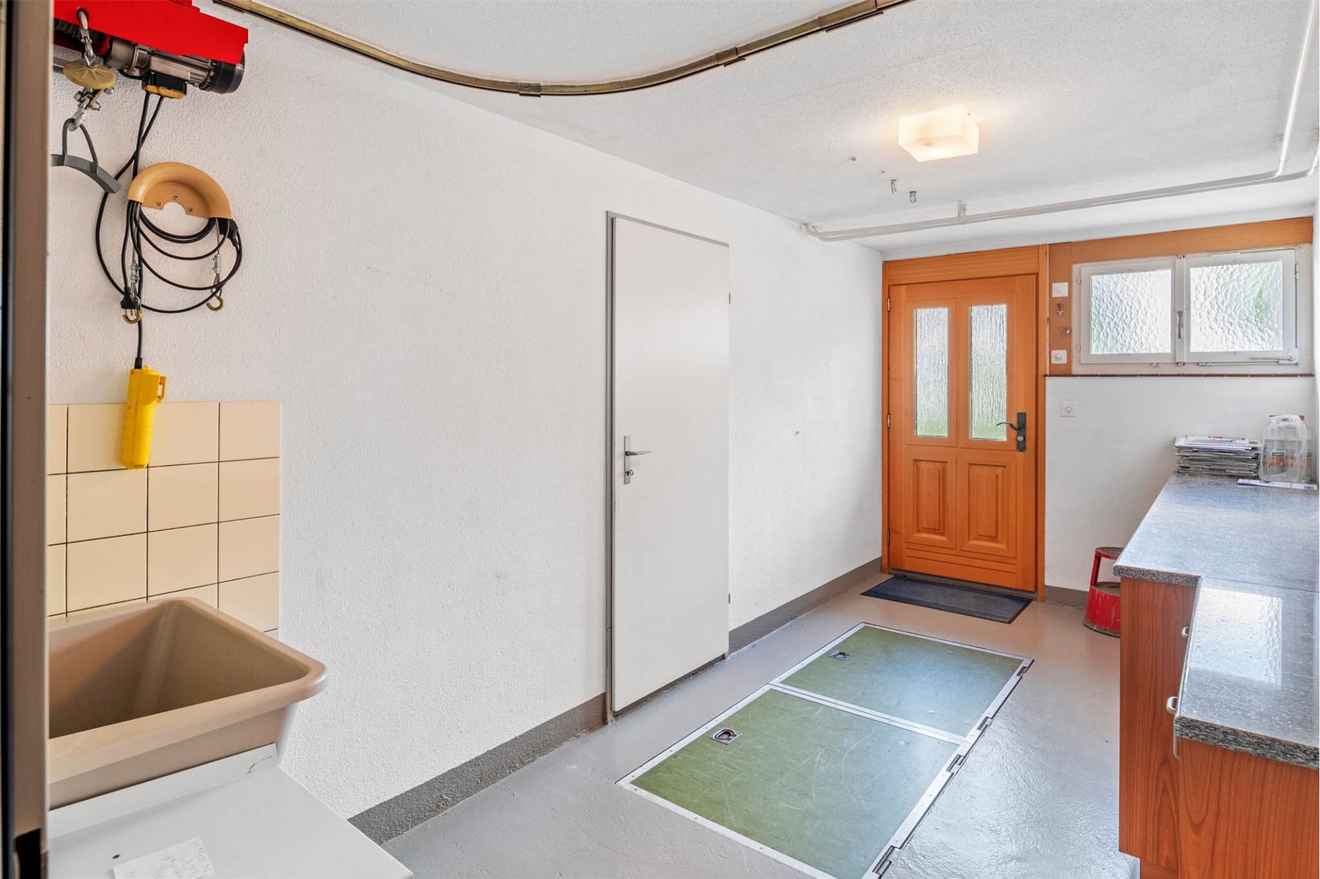 Hauswirtschaftsraum/Waschküche mit Außentür