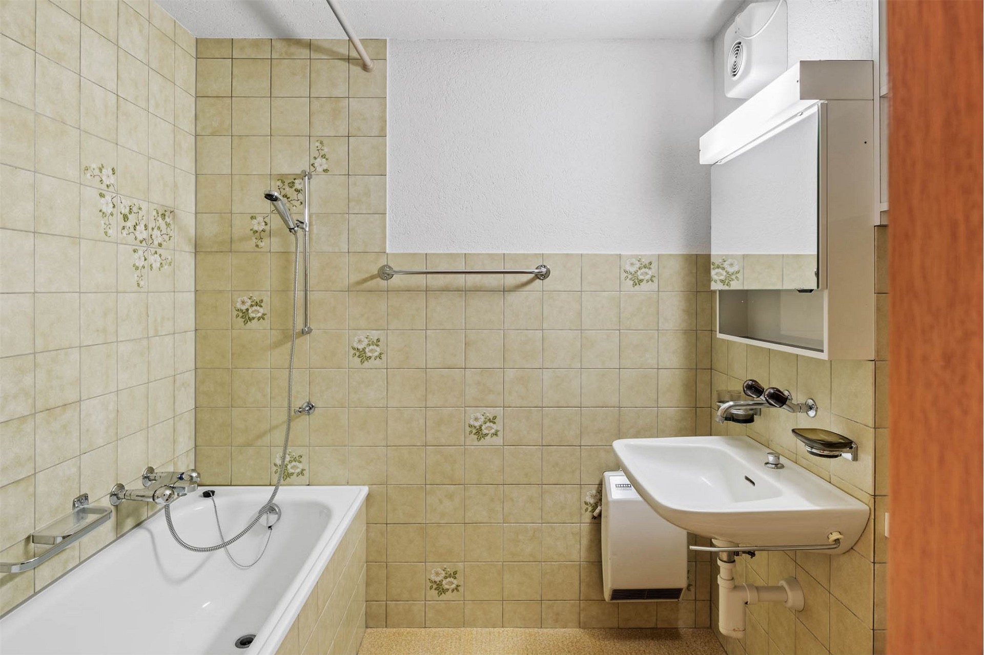 Kleines Bad mit Badewanne und Waschbecken
