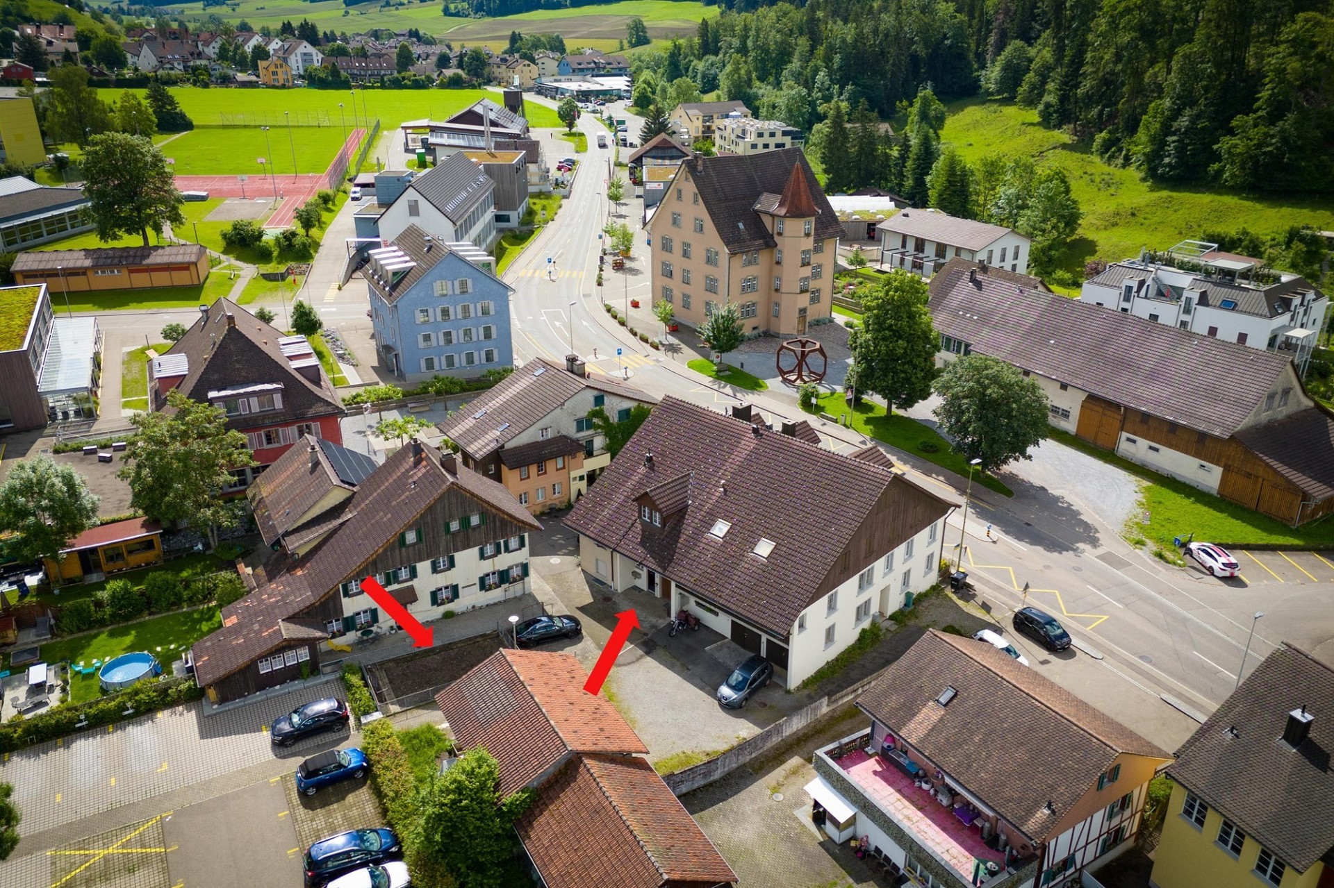 Luftaufnahme eines Wohnorts mit markierten Grundstücken