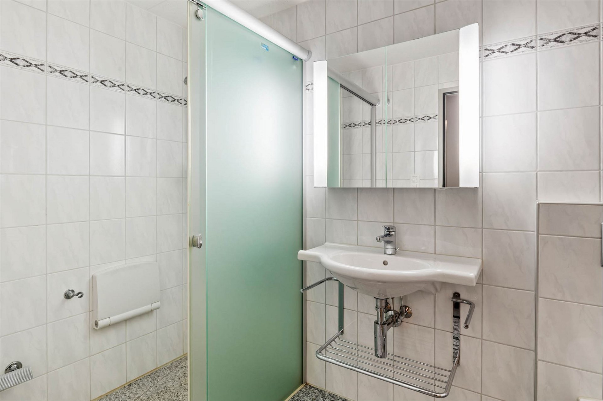 Modernes Badezimmer mit Dusche und Waschplatz